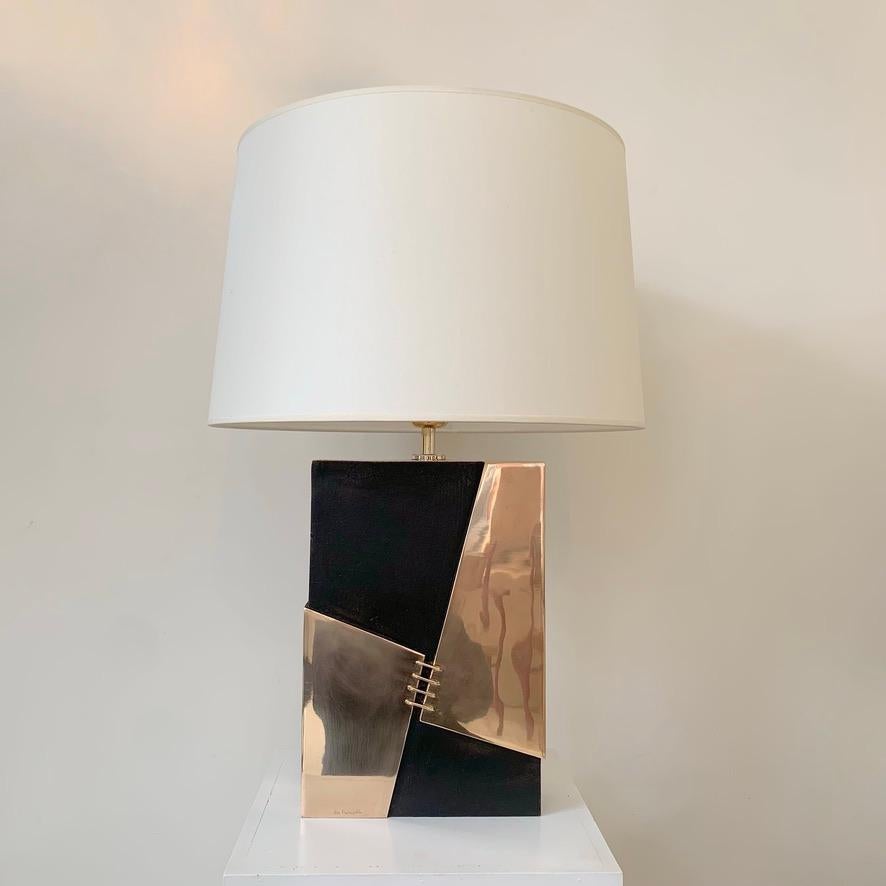 Schöne Esa Fegdrigolli Tischlampe aus Bronze, um 1975, Italien.
Goldbronze und dunkle Patina.
Eingravierte Künstlersignatur auf dem Sockel.
Eine Glühbirne E 27 . Neu verkabelt. Neuer elfenbeinfarbener Stoffschirm.
Abmessungen: H: 60 cm, Sockel: 21 x