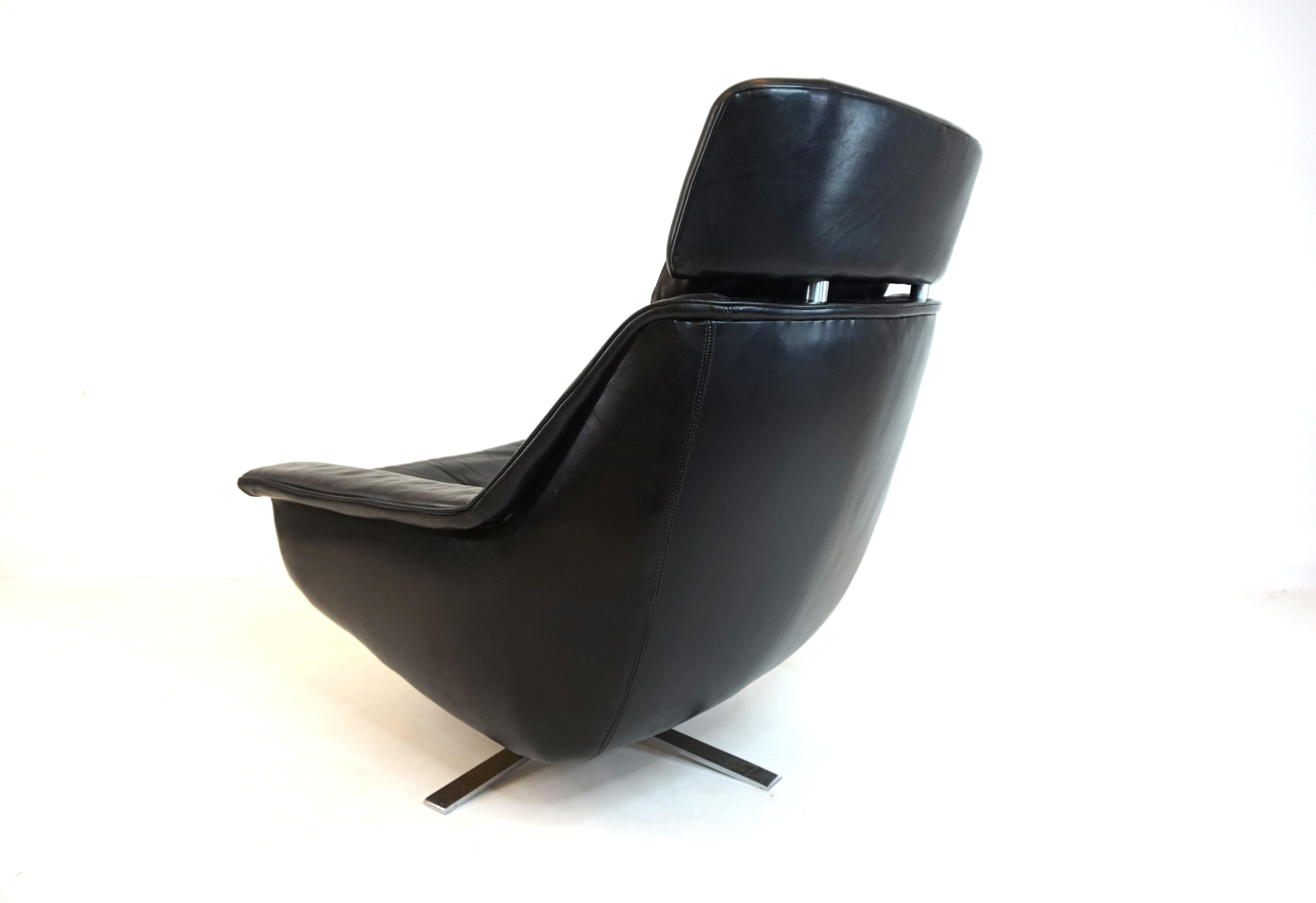 This black leather armchair 802 from ESA, in the version with a high backrest, is in very good condition. The black leather of the cushions is soft, shows minimal signs of wear and makes a very high-quality impression. Only the armrests show a