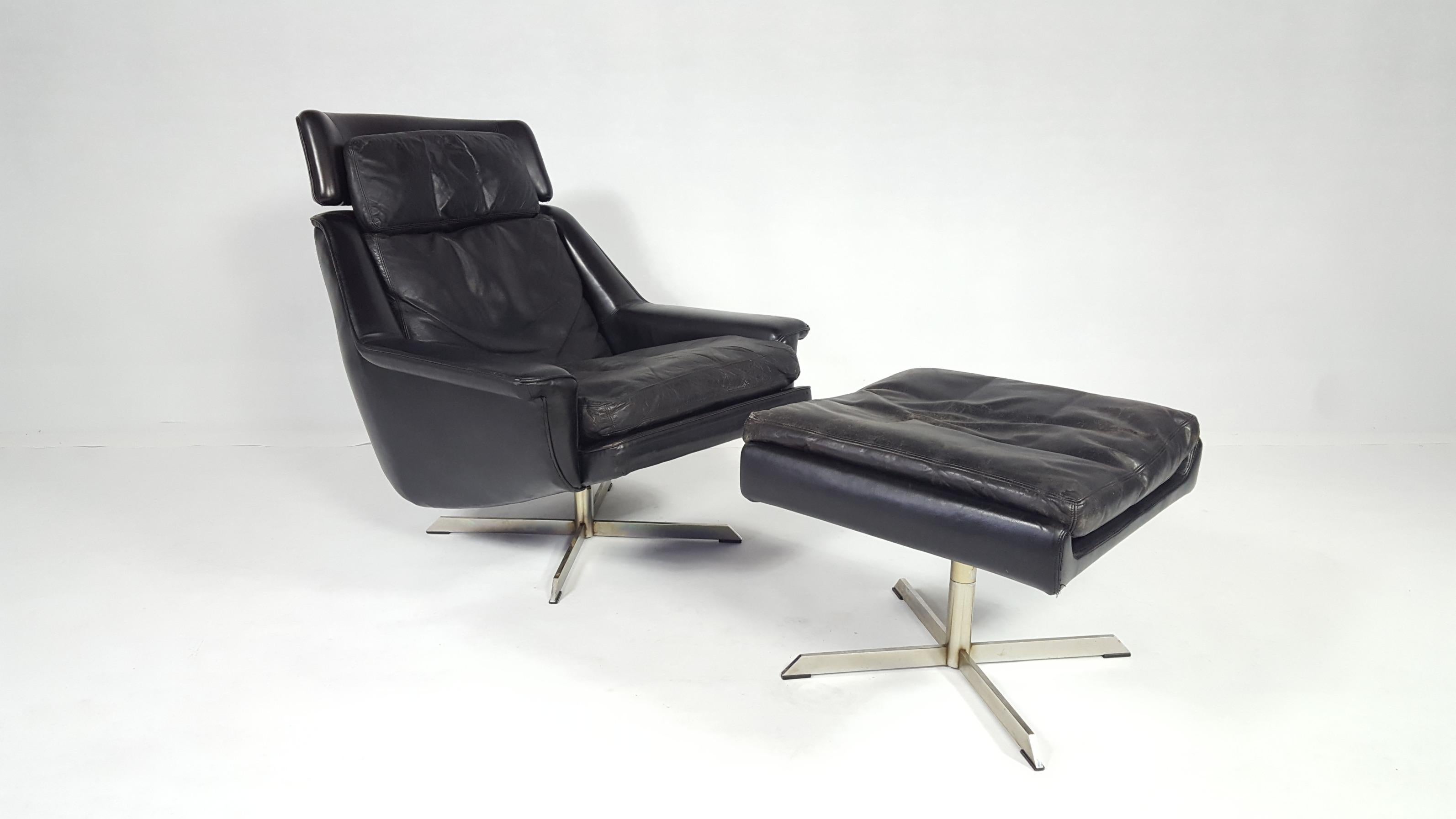 ESA Moebelwerk Denmark Model 802 lounge chair and ottoman.
The design is from Werner Langenfeld during the 1960s.
This armchair and ottoman was produced in Denmark and is made of smooth black  leather.
Rare model with a unique heavy steel swivel