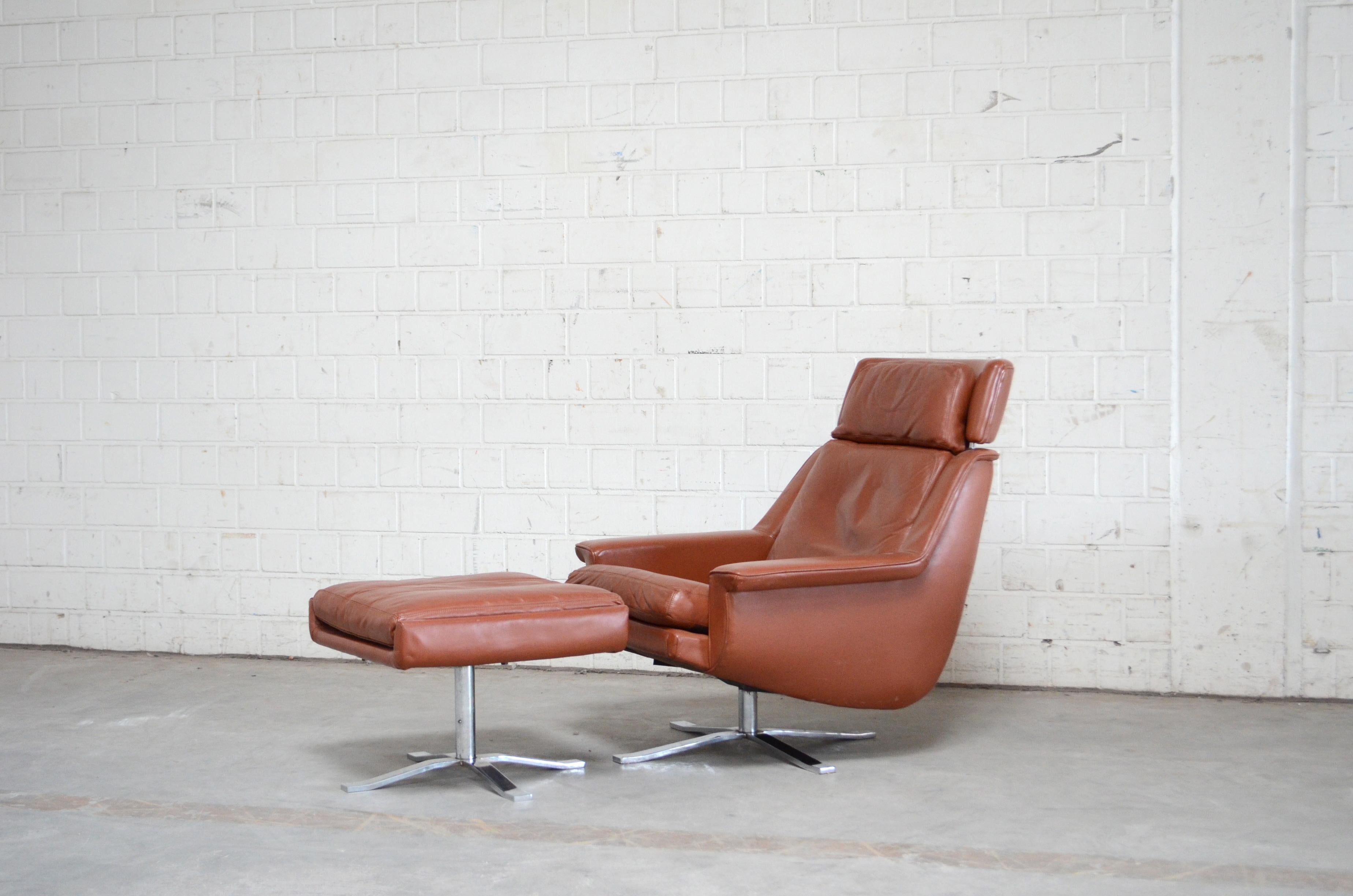ESA Moebelwerk Dänemark Modell 802 Sessel und Hocker. Das Design stammt von Werner Langenfeld aus den 1960er Jahren
Dieser Sessel mit Ottomane wurde in Dänemark hergestellt und ist aus brandrotem Anilinleder gefertigt.
Seltenes Modell mit einem