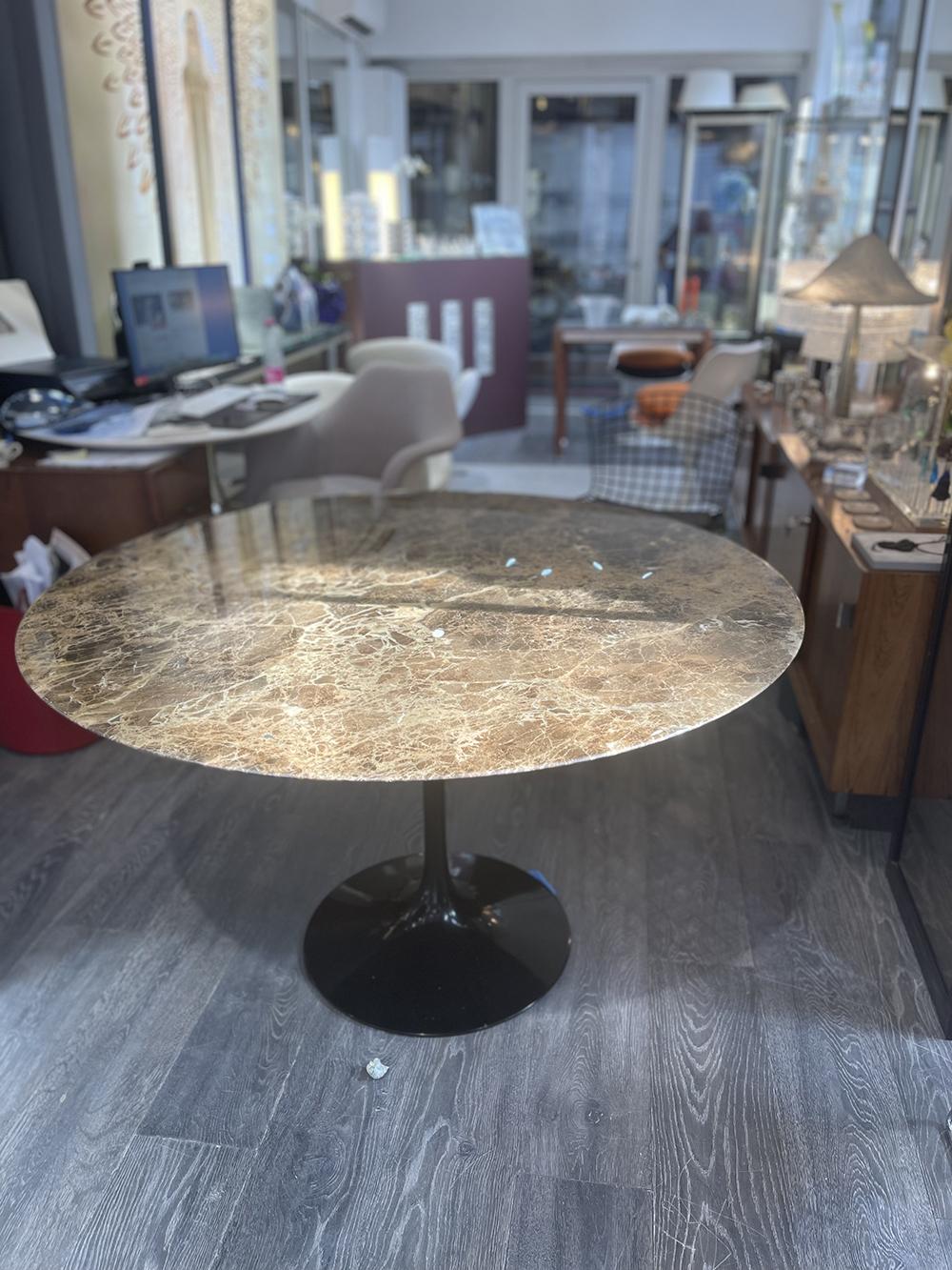 Eero SAARINEN for KNOLL International,
dining room table, tulip base in black lacquered cast aluminium, diameter 120 cm
Marble top: “Emperador”
Marked under the base.
Size:
Diameter: 120 cm
Height: 72 cm

More photos on request.
Worldwide