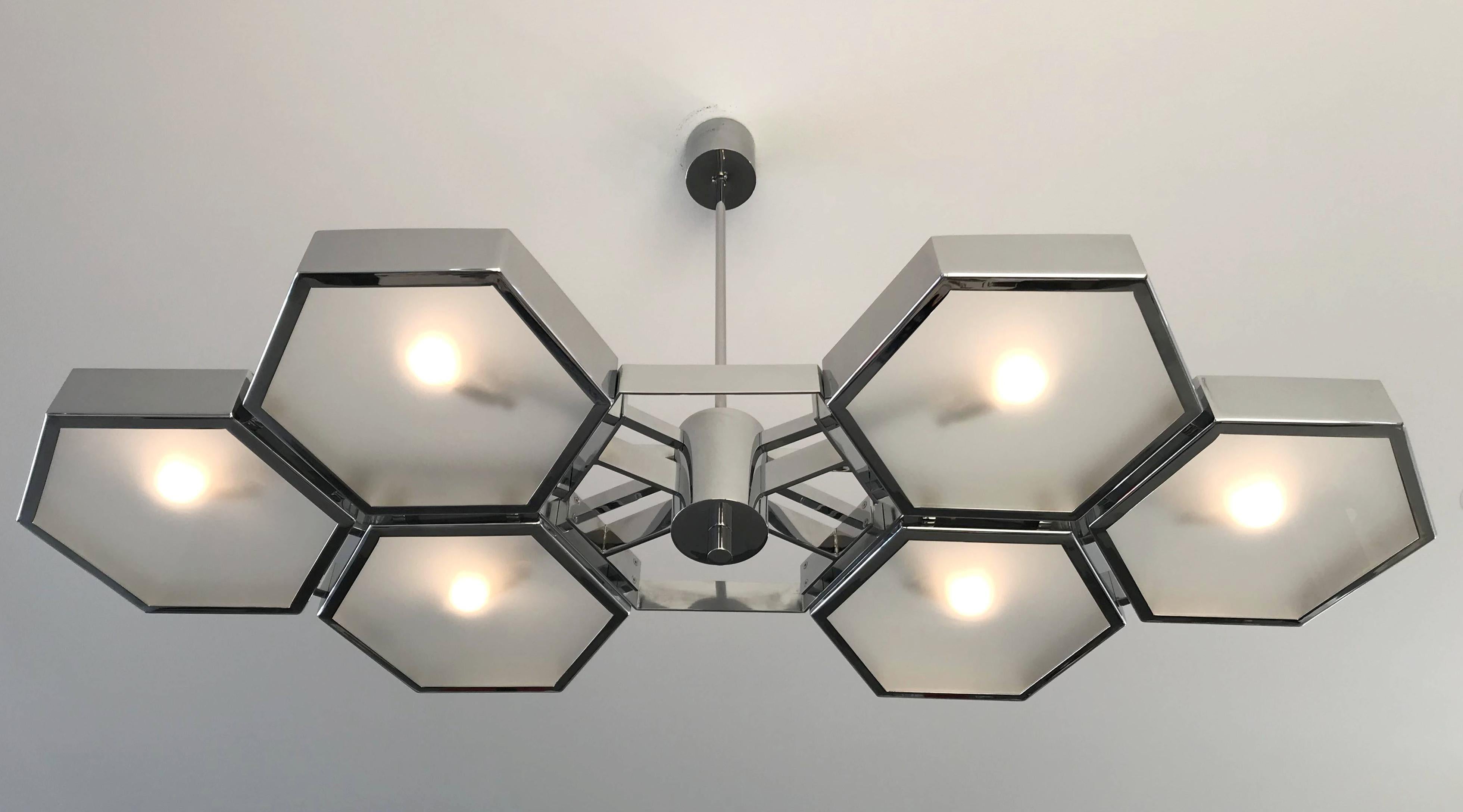 Imponente lampadario italiano con 6 diffusori esagonali in vetro lucido con finitura satinata sul retro, montati su spesse celle esagonali con finitura cromata lucida, disegnato da Fabio Bergomi per Fabio Ltd, made in Italy
6 luci / tipo E12 o E14 /