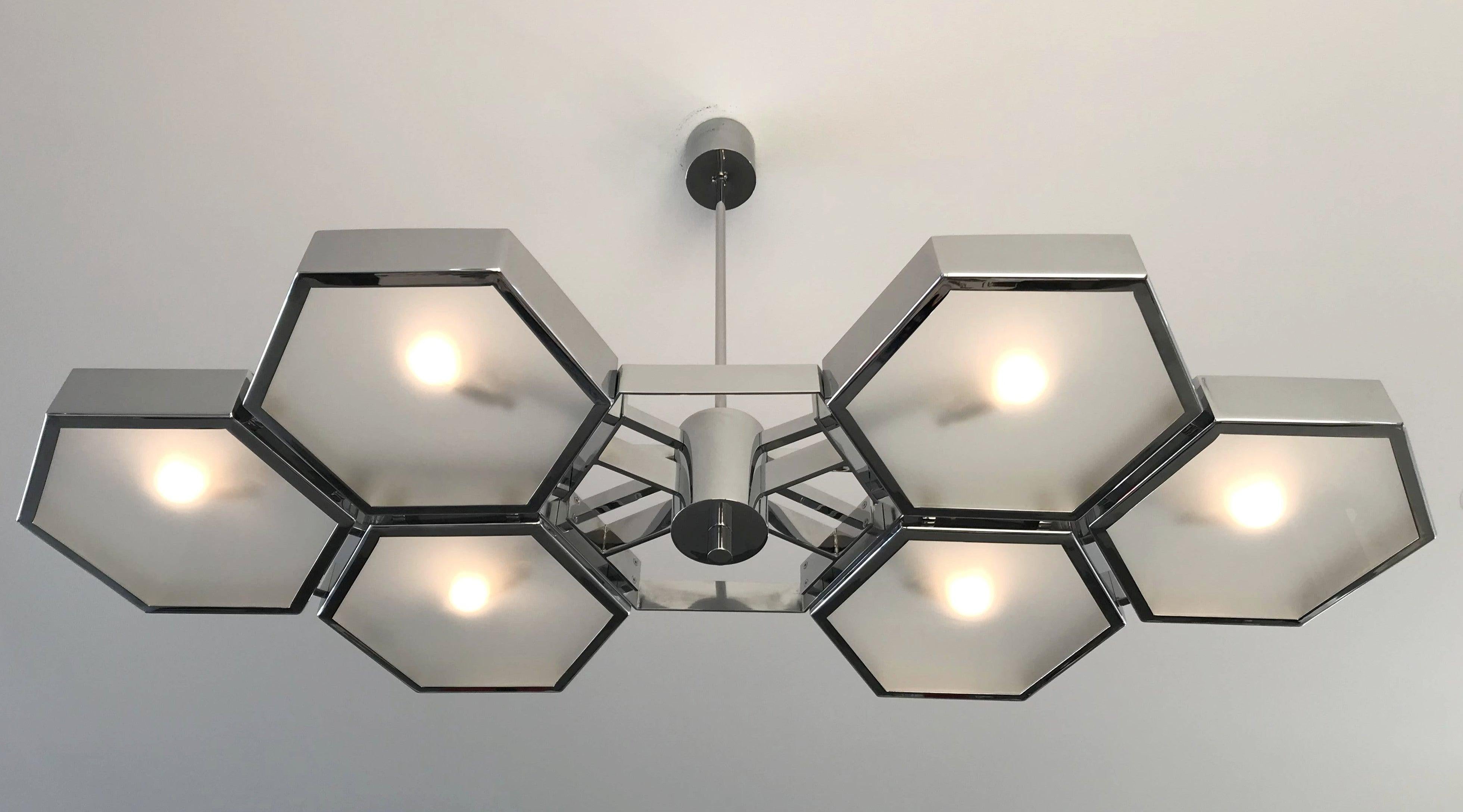 Imponente lampadario italiano con 6 diffusori esagonali in vetro lucido con finitura satinata sul retro, montati su spesse celle esagonali con finitura cromata lucida, disegnato da Fabio Bergomi per Fabio Ltd, made in Italy
6 luci / tipo E12 o E14 /