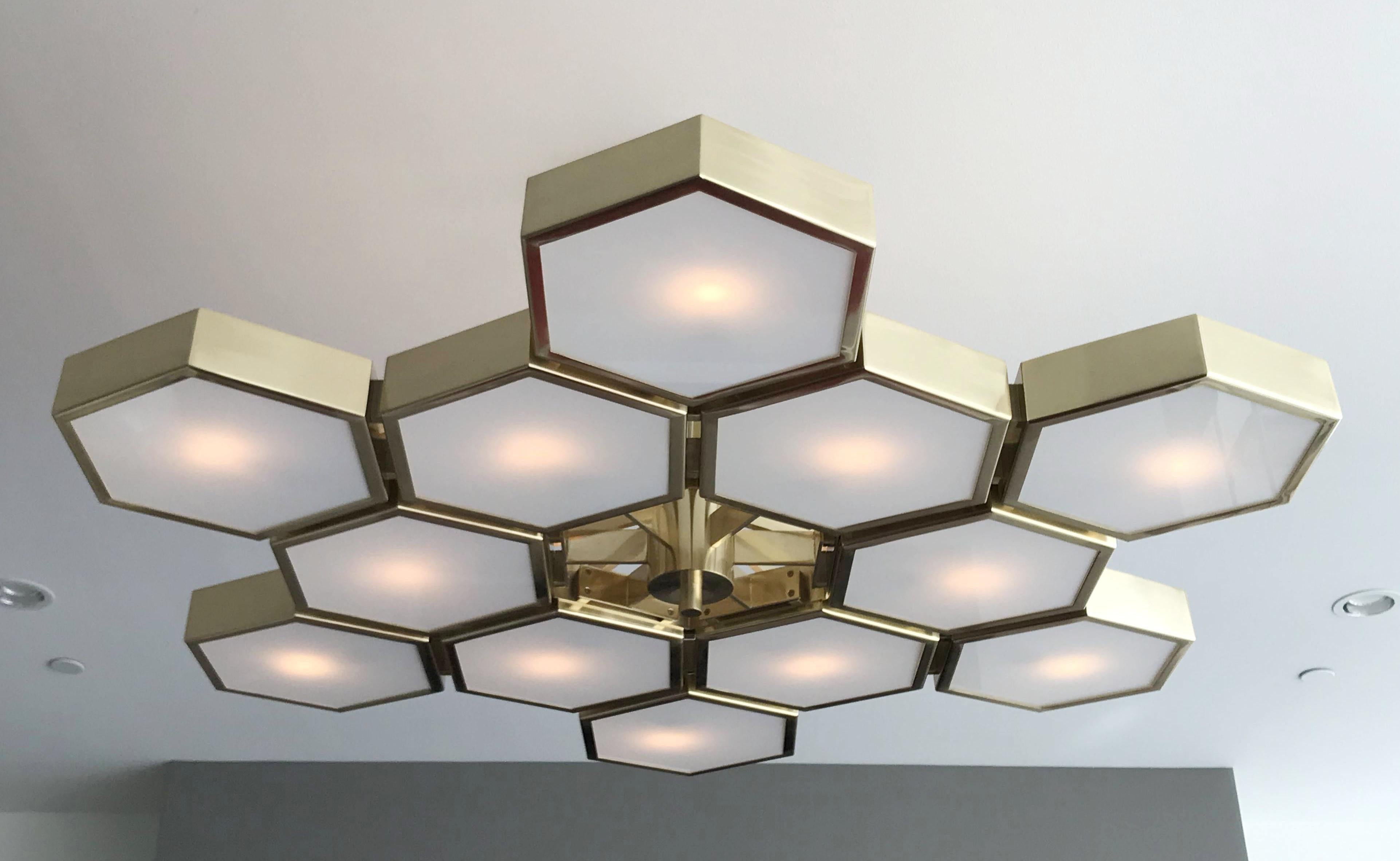 Ottone Lampadario Esagoni di Fabio Ltd in vendita