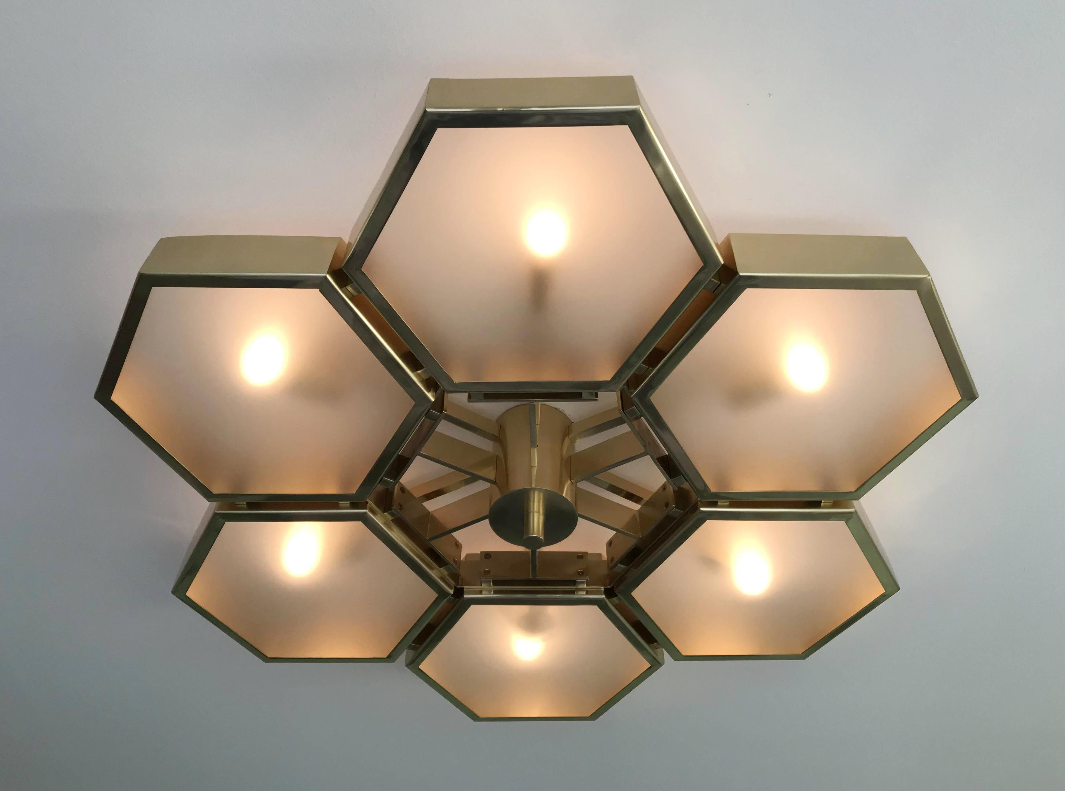 Imponente incasso italiano con 6 diffusori esagonali in vetro satinato, montati su spesse celle esagonali in ottone con finitura laccata naturale, disegnato da Fabio Bergomi per Fabio Ltd / Made in Italy
6 luci / tipo E12 o E14 / max 40W