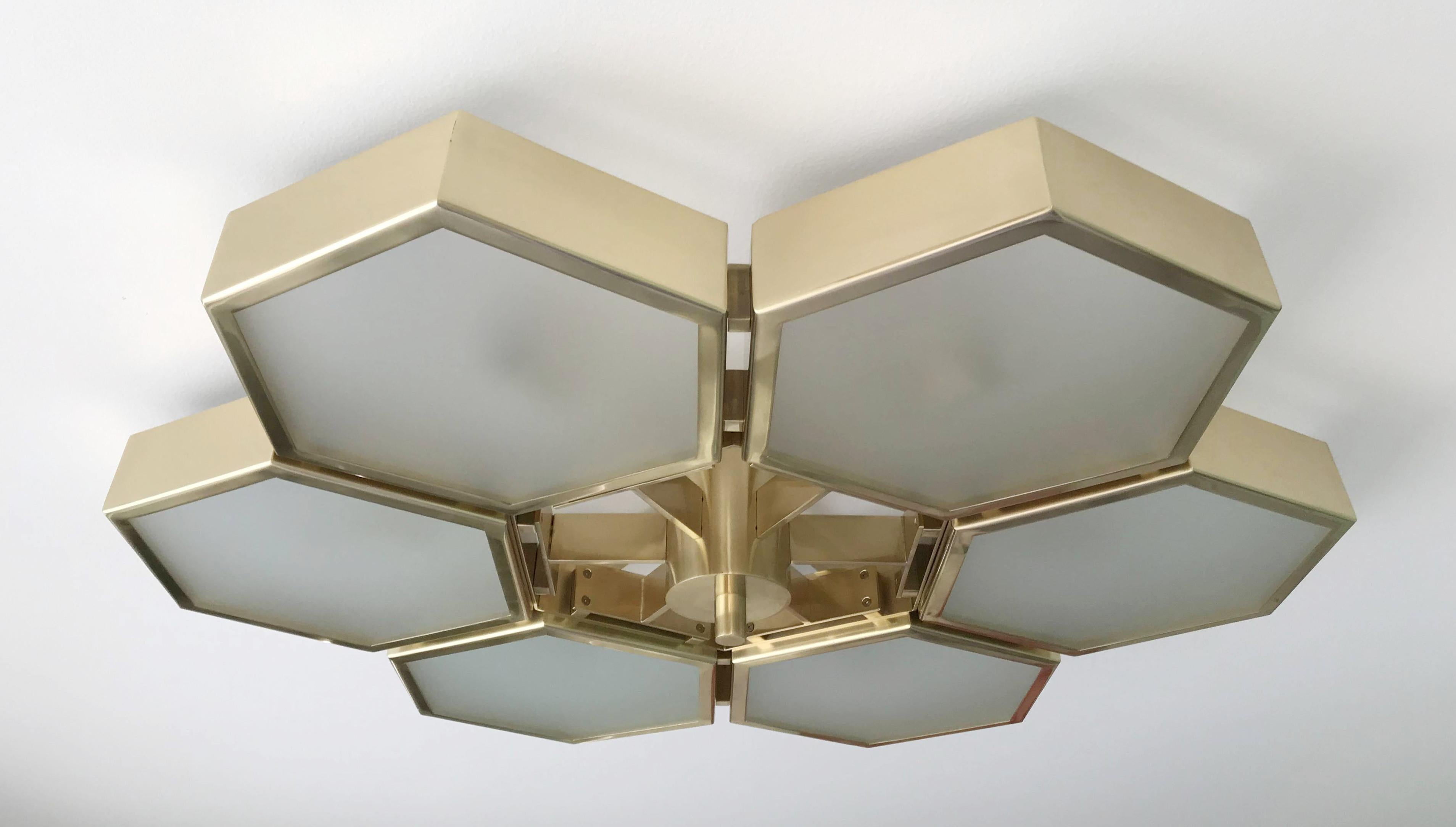 Ottone Esagoni Flush Mount di Fabio Ltd in vendita