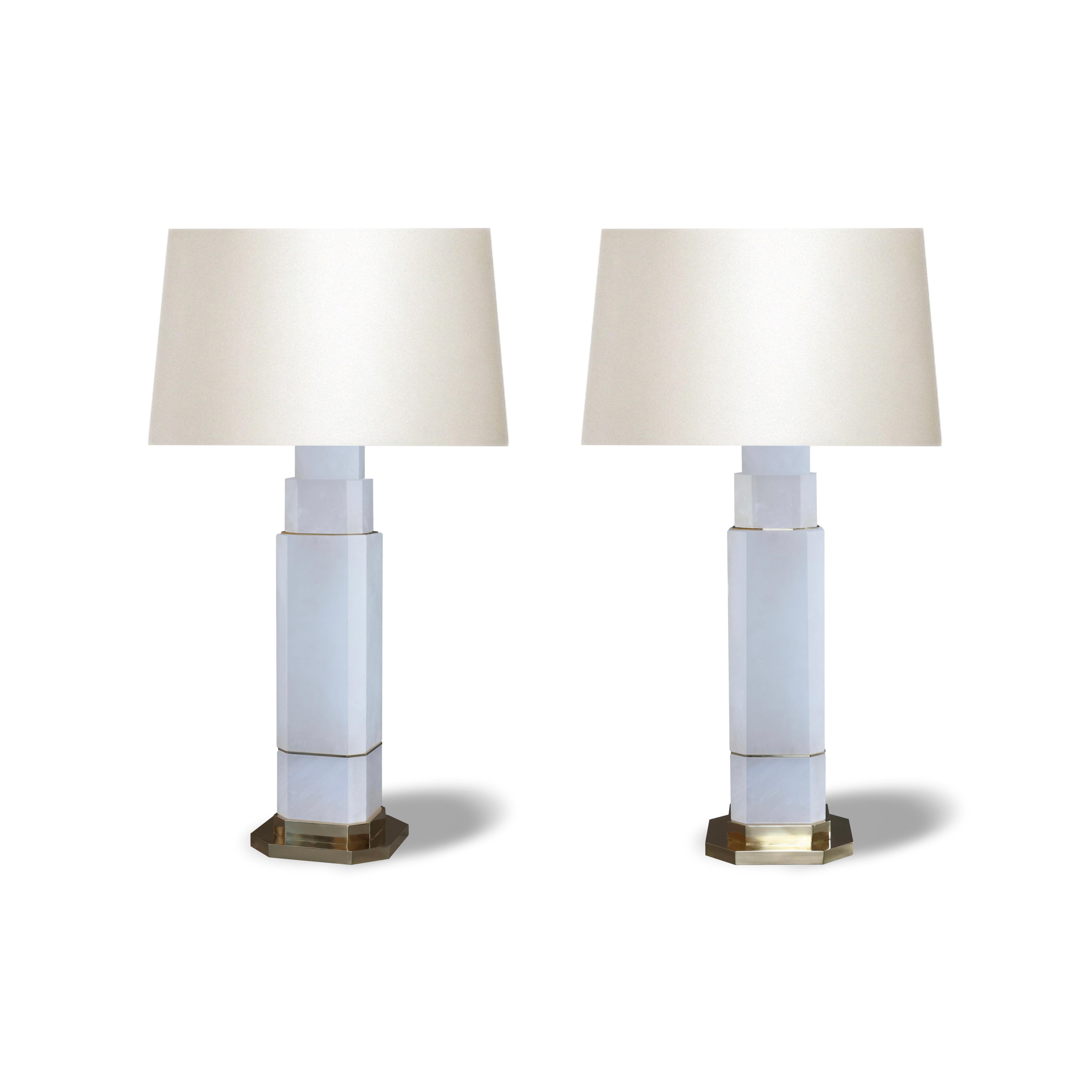 Elegantes lámparas de cristal de roca con acabado de latón pulido,
creado  por Phoenix.

Pantalla no incluida 

Acabado metálico personalizado bajo pedido.