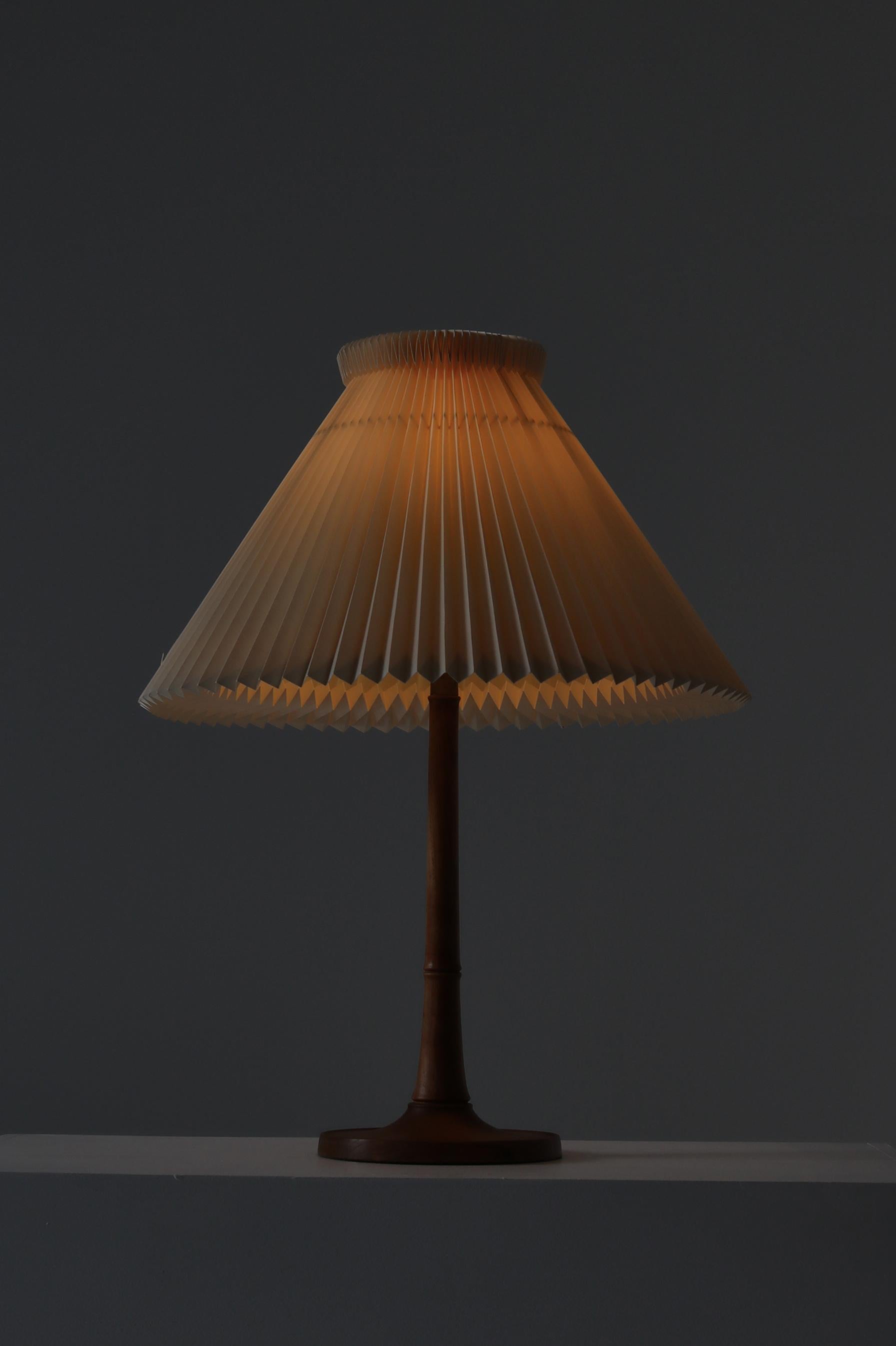 Kaare Klint Table Lamp in Ash Wood and Hand Folded Le Klint Shade, Denmark 1940s For Sale 2