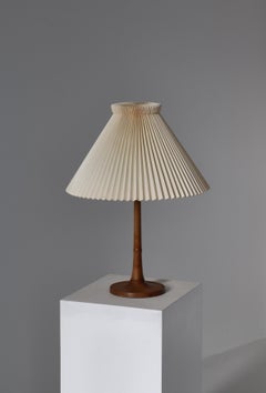 Esben Klint-Tischlampe aus Eschenholz und handgefaltetem Le Klint-Schirm, Dänemark 1950er Jahre