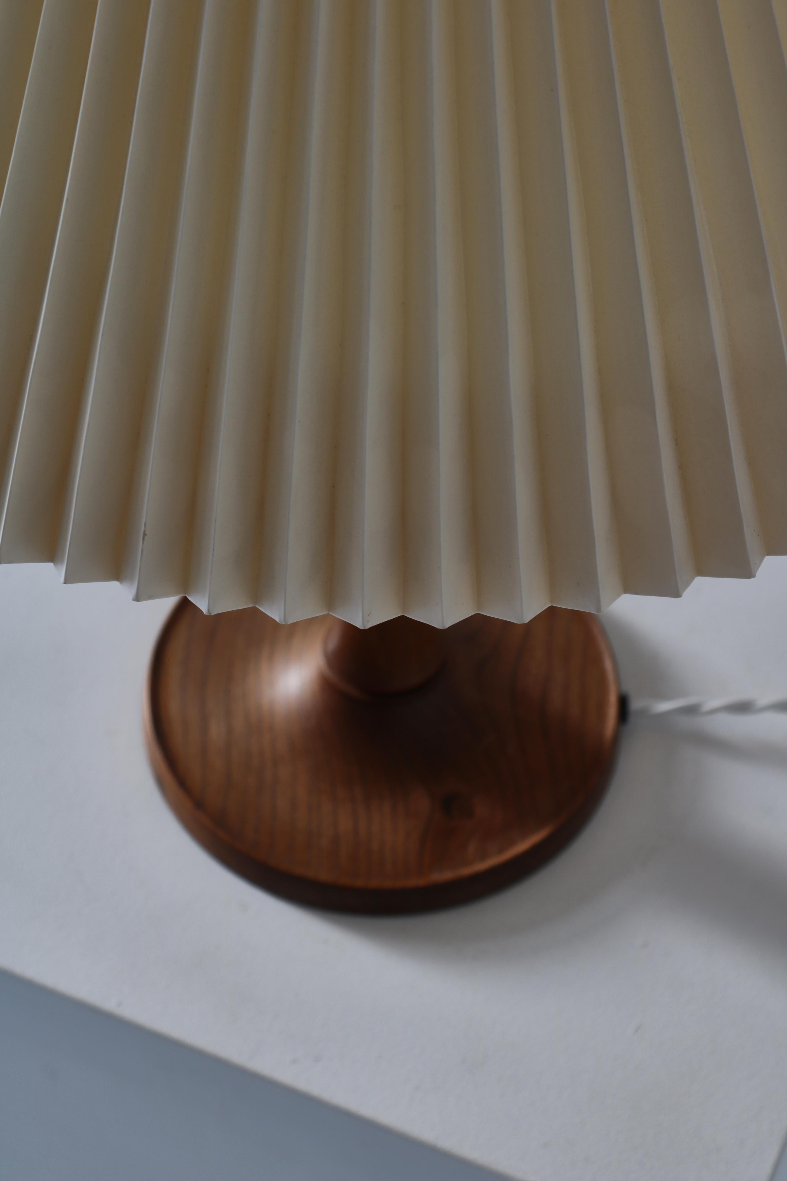 Kaare Klint Table Lamp in Ash Wood and Hand Folded Le Klint Shade, Denmark 1940s In Good Condition For Sale In Odense, DK