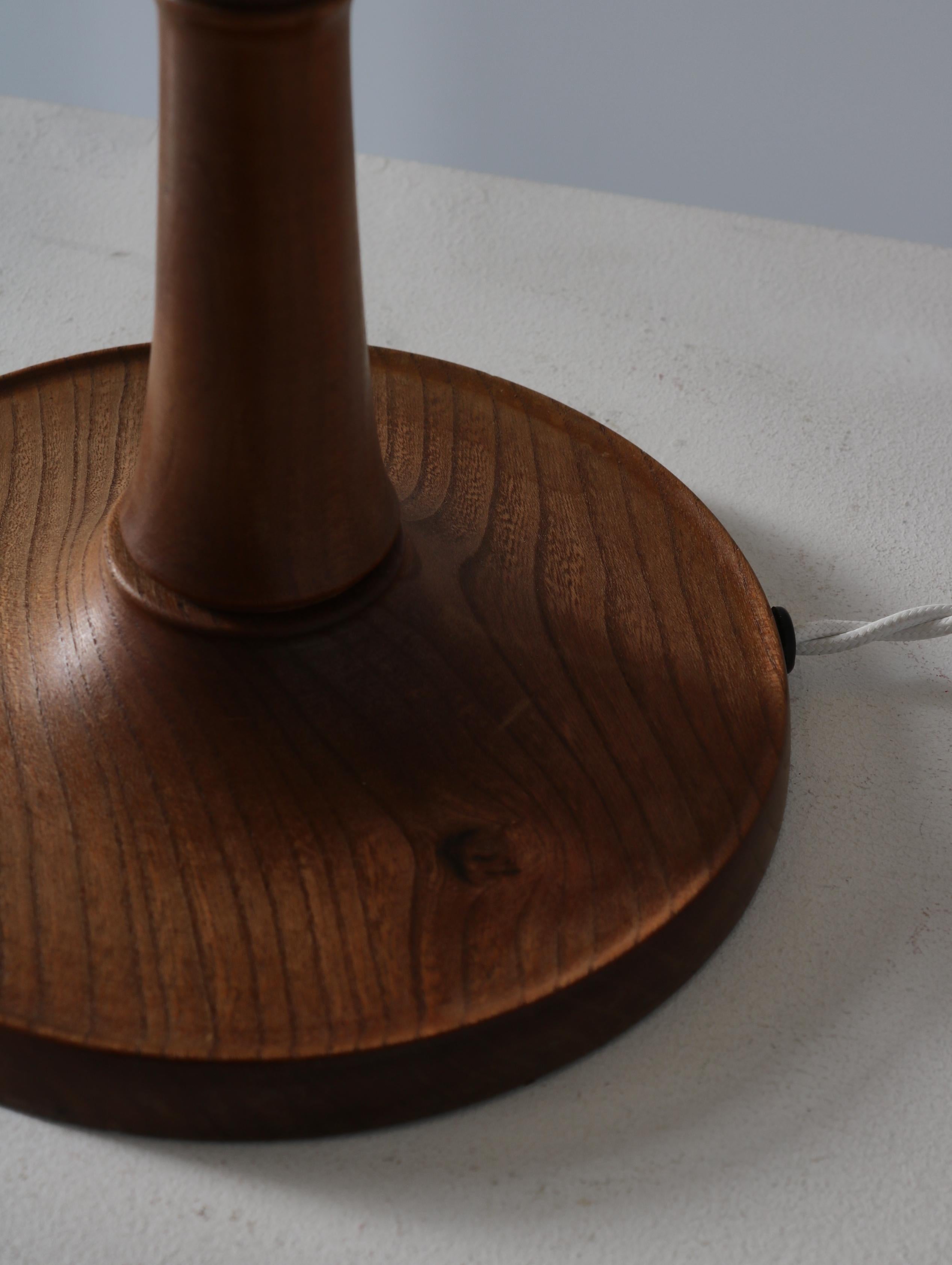 Mid-20th Century Kaare Klint Table Lamp in Ash Wood and Hand Folded Le Klint Shade, Denmark 1940s For Sale