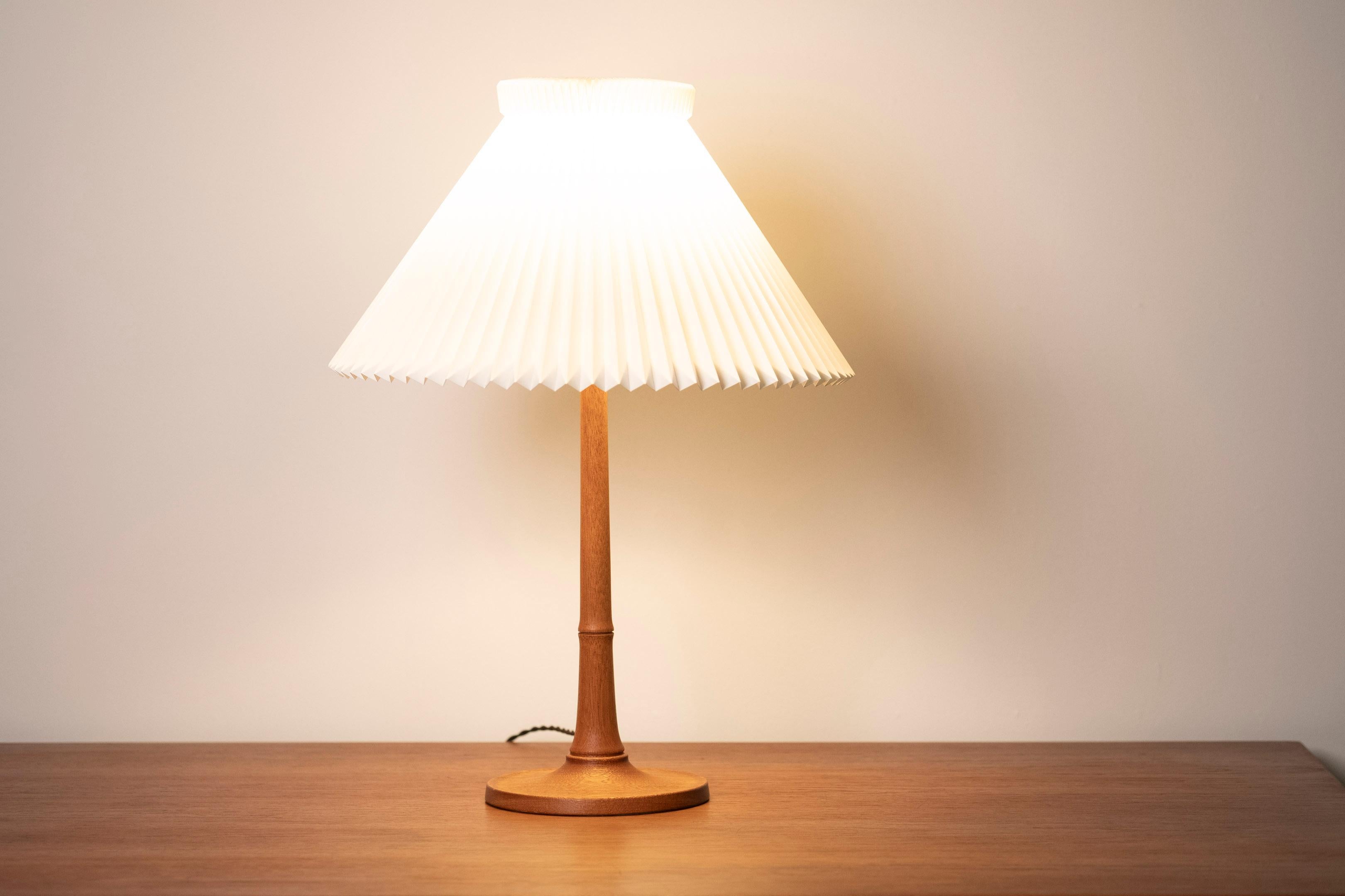 Danish Esben Klint Teak Table Lamp for Le Klint, 1950s Denmark For Sale