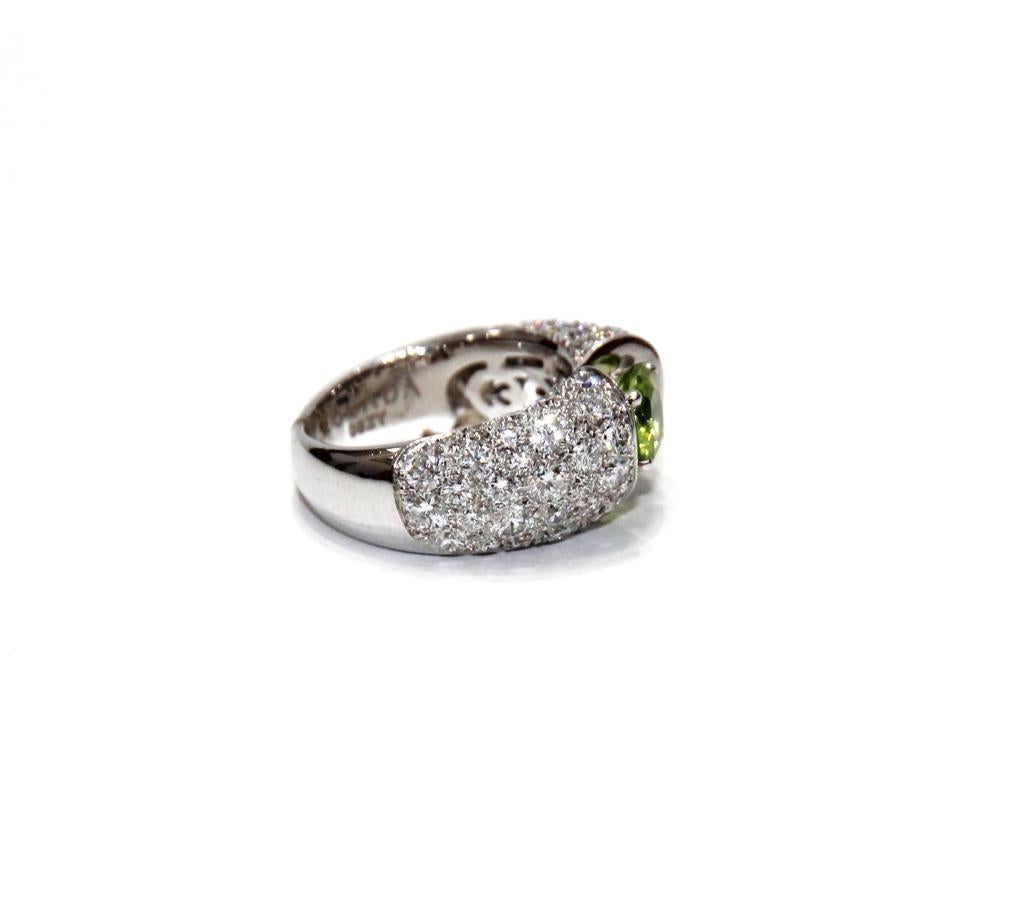 Moderne Escada Bague en forme de cœur en or blanc 18 carats, diamants et péridots en vente