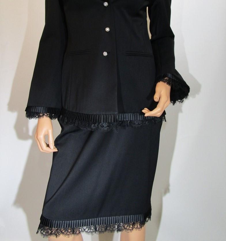 Gorgeous ESCADA Women's Black Blazer & Skirt with amazing trim detail of lovely lace and satin flat pleats on the sleeve cuffs, blazer hem and skirt hem. Beautiful classic design and made in Germany.

The lovely jacket also has round buttons with