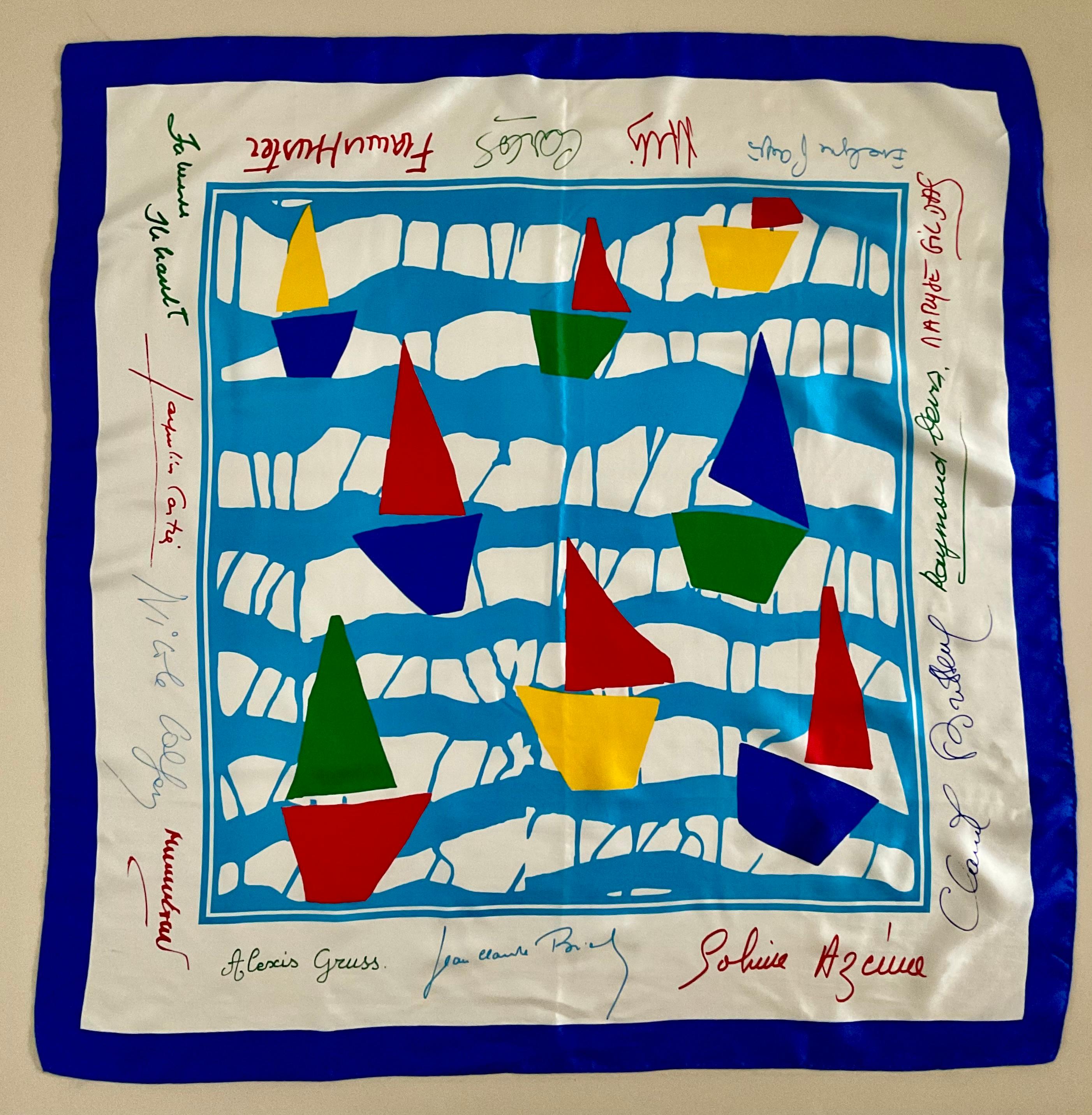 Raro trovare questo eccezionale foulard in seta di André Claude Canova creato per il progetto benefico Soleil d'Enfance di Escada. Questo straordinario disegno presenta un tema nautico con barche e navi firmate da marinai, rese con l'inconfondibile