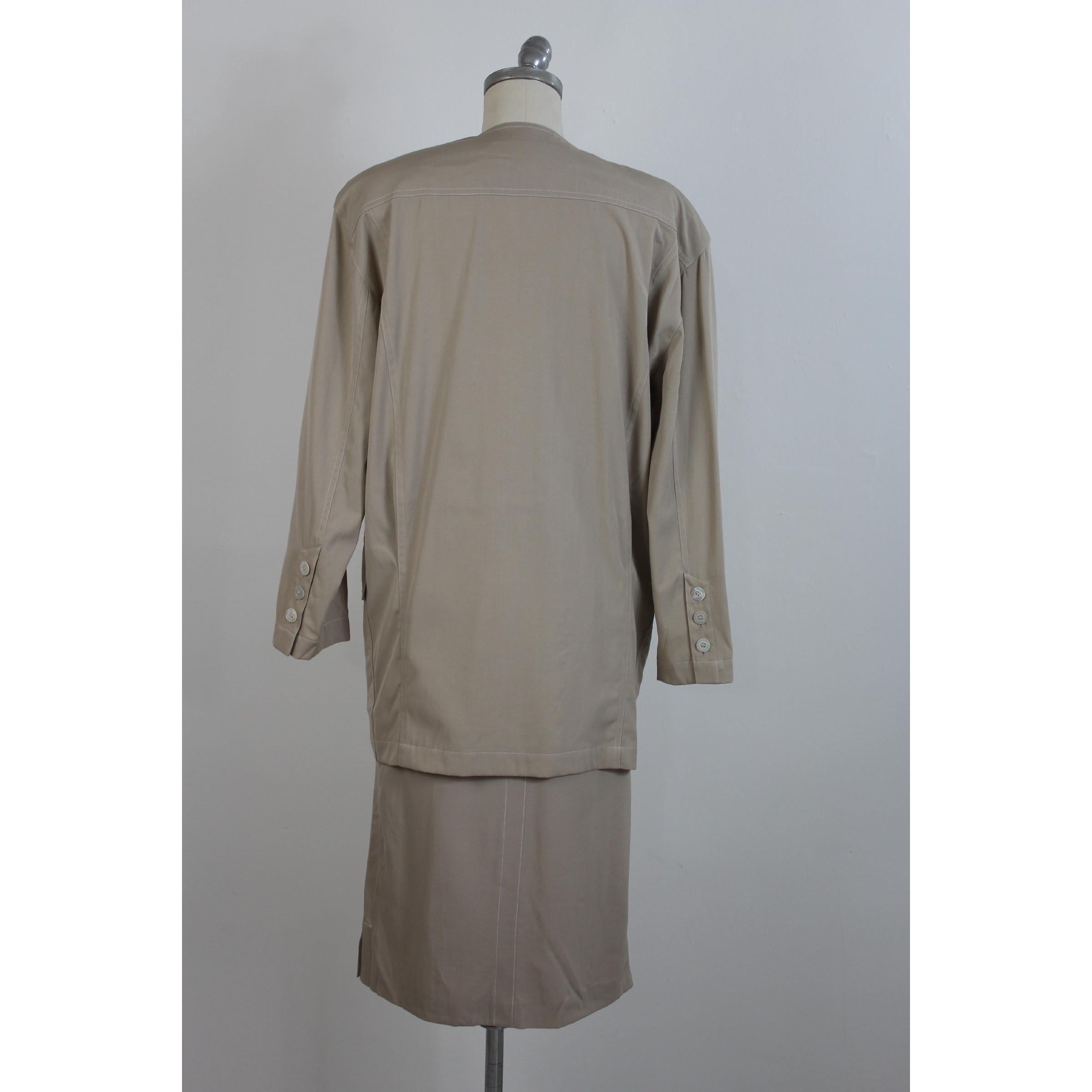 Escada by Margaretha Ley complete safari model for women. Beige color, 75% cotton 25% wool, wide model jacket with mother-of-pearl buttons closure, two side pockets, sheath model skirt. New without label.

Size 42 It 8 US 10 UK

Shoulders: 48