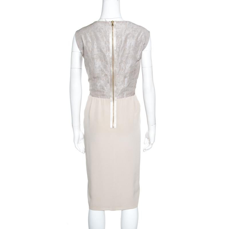 Your distinctive style deserves another masterpiece to make others go gaga with this fabulous Tulip dress from Escada. The beige creation is made of 100% silk and features a wrap style pleated silhouette. It flaunts a V-neckline, a well-defined