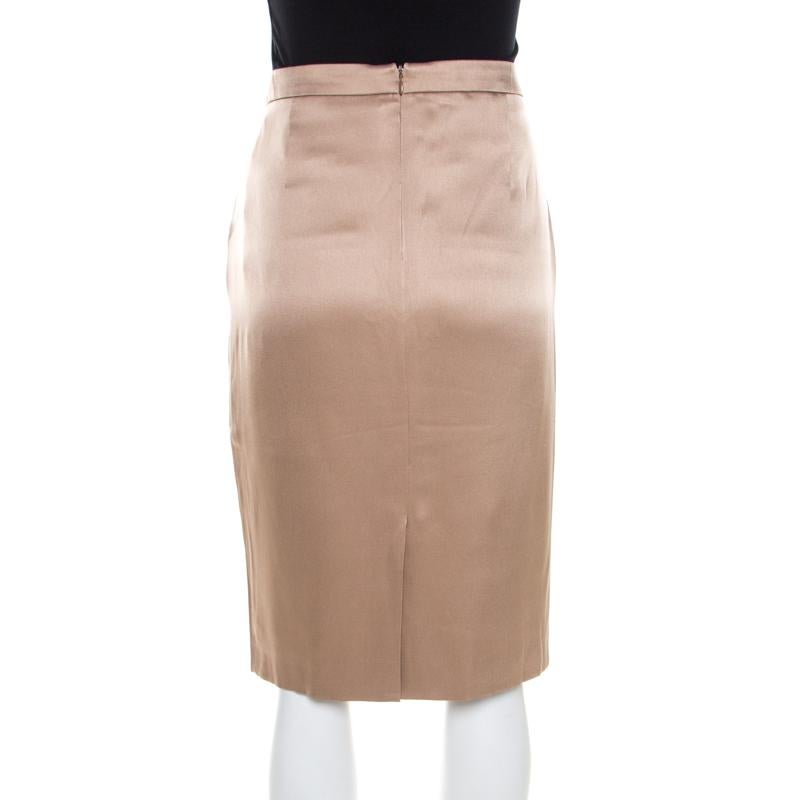 This elegant skirt from Escada will surely make you feel fashionable. Tailored to perfection using quality silk, the beige skirt has a back zipper as well as a vent at the back. Pair it up with a halter top and slingback sandals for a semi-formal