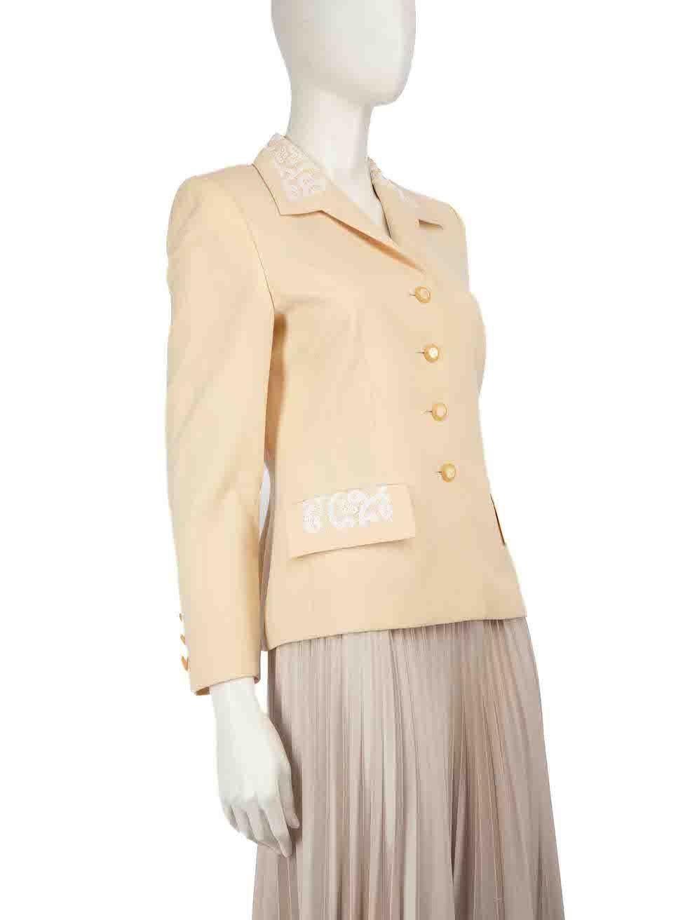 CONDIZIONE: molto buona. L'usura minima del blazer è evidente. Piccolo segno sulla fodera posteriore superiore di questo articolo usato di Escada.
 

 

 

 Dettagli
 

 

 Beige
 

 Lana
 

 Blazer
 

 Bordo in pizzo bianco
 

 Spallacci
 

