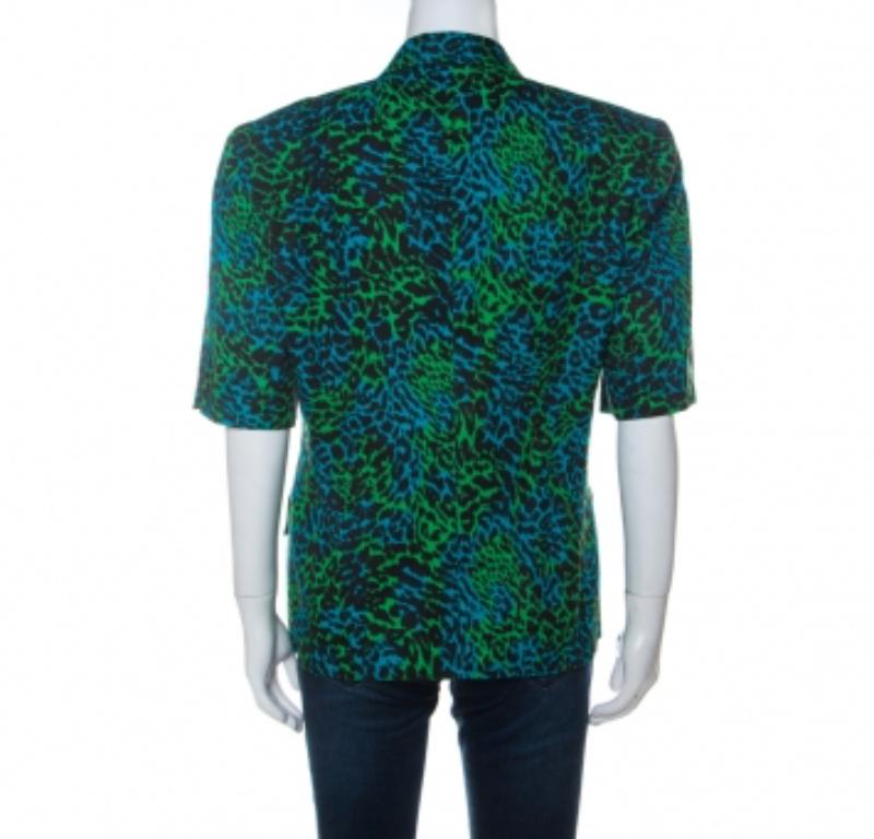 A blazer as finely tailored as this one from Escada deserves to be in your closet. It has been made from cotton and it flaunts leopard prints, double-breasted style, and short sleeves. It'll look perfect with tailored trousers and pumps.
