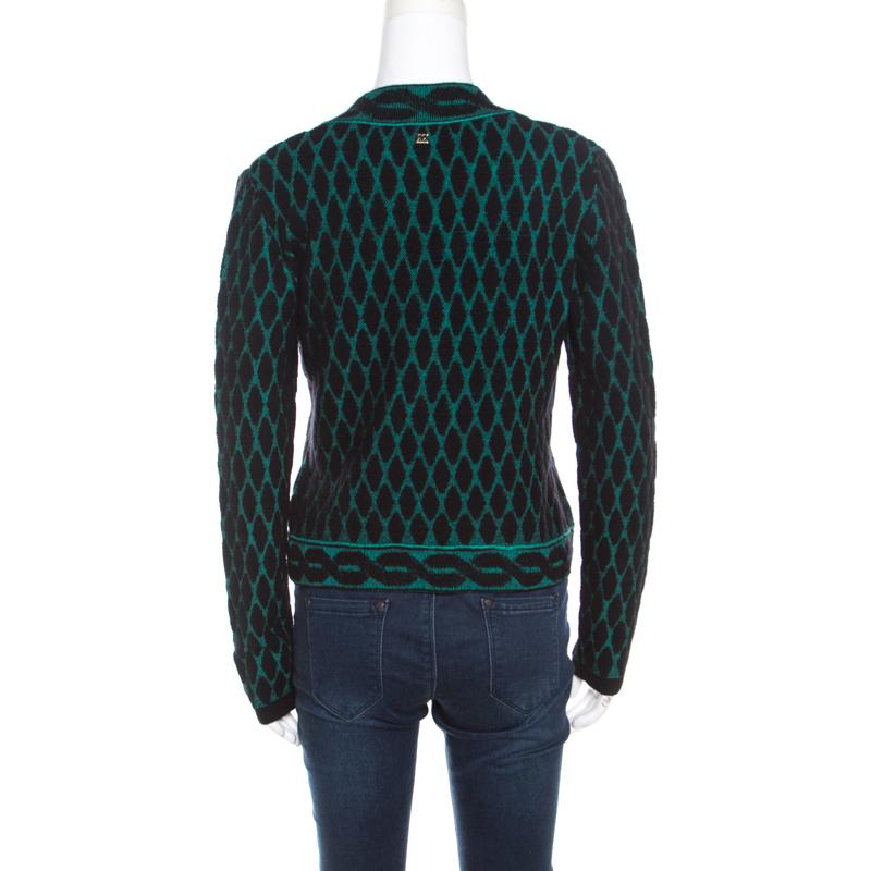 Crafted in dual tones of black and green, this Sayakah cardigan is masterfully tailored by Escada. The creation is simple and has a brilliant pattern. Designed with long sleeves, this open-front cardigan will add a finishing touch to your winter