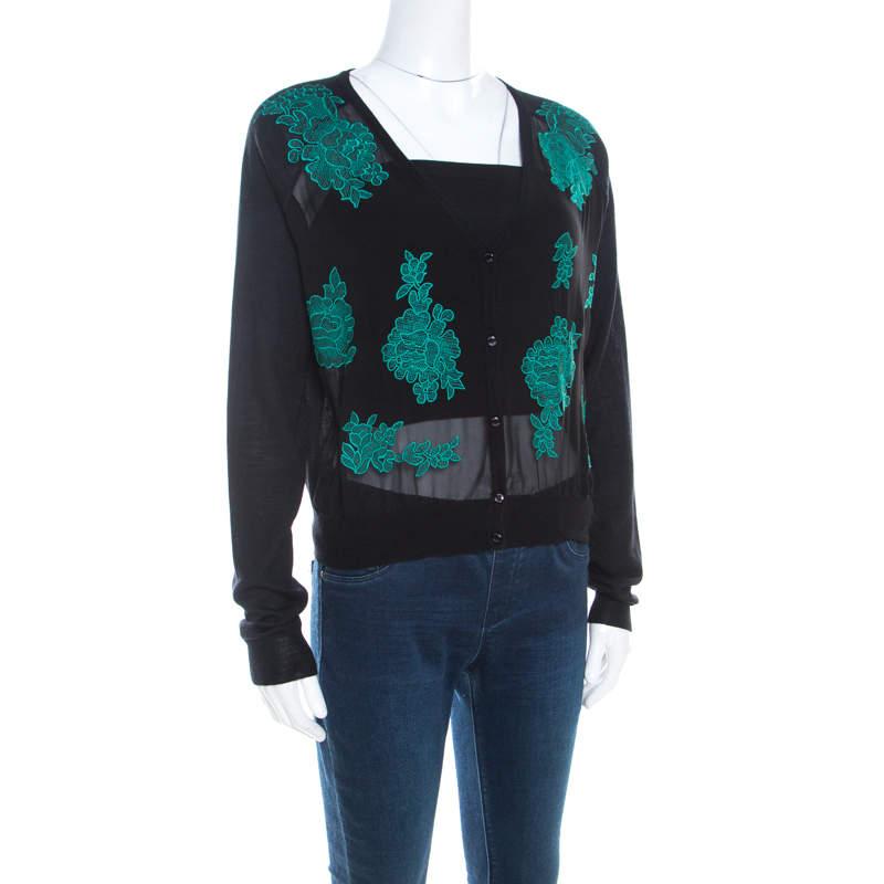 Tailored in a silk-wool blend, this Escada creation comes in a black shade. This Samaya cropped cardigan features contrasting floral embroidery and long sleeves. Designed with a button front closure, this piece will be your perfect choice for a
