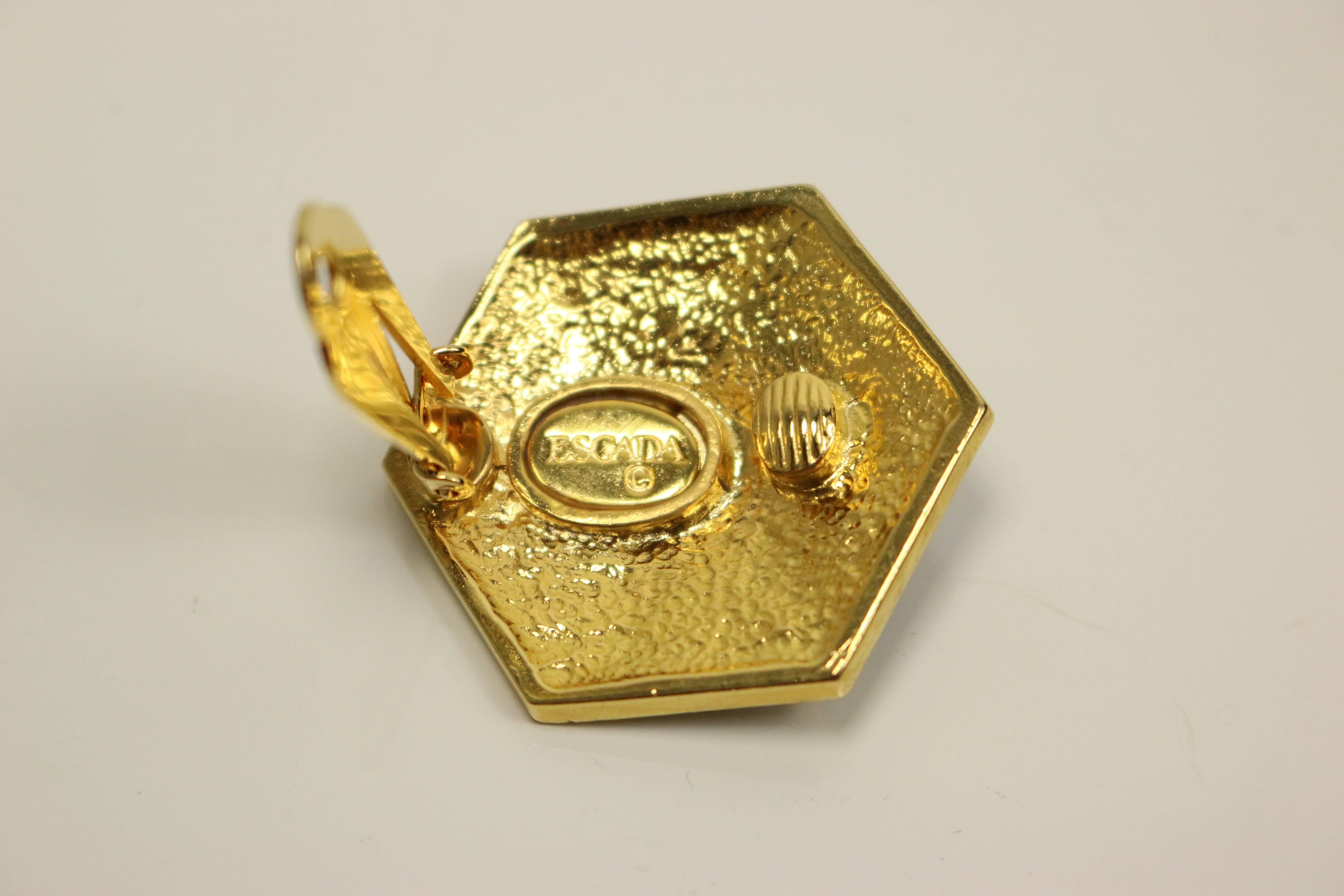 - Vintage 80s Escada black and gold toned hardware dice clip on earrings. 

- Made in Germany. 

- Length: 3x3 cm. (1.18 x 1.18 inches.) 

