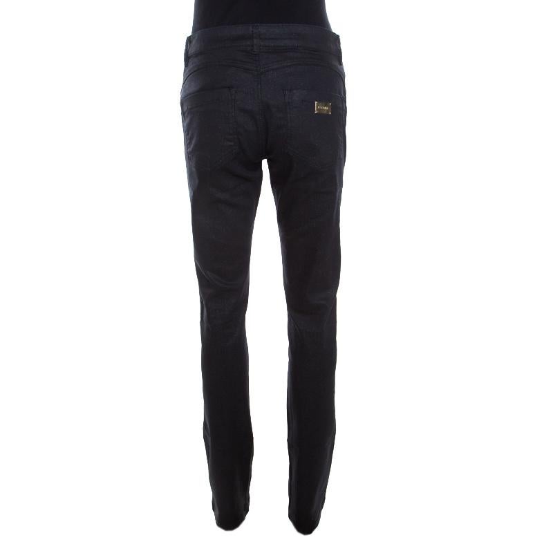 You are instantly going to love these straight leg jeans from Escada. They are made of a cotton blend in a black hue with a glittery finish all over and are secured by a zip closure. Team it up with a lovely top and sleek sandals for a fashionable