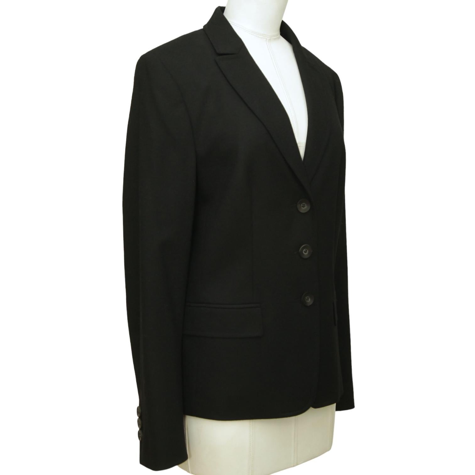 BLAZER EN LAINE NOIR CLASSIQUE ESCADA GARANTI AUTHENTIQUE


Design :
  - Blazer classique en laine, noir.
  - Très confortable, il s'associe parfaitement à un jean ou à une tenue habillée.
  - Col cranté, fermeture à bouton au centre de l'avant.
  -
