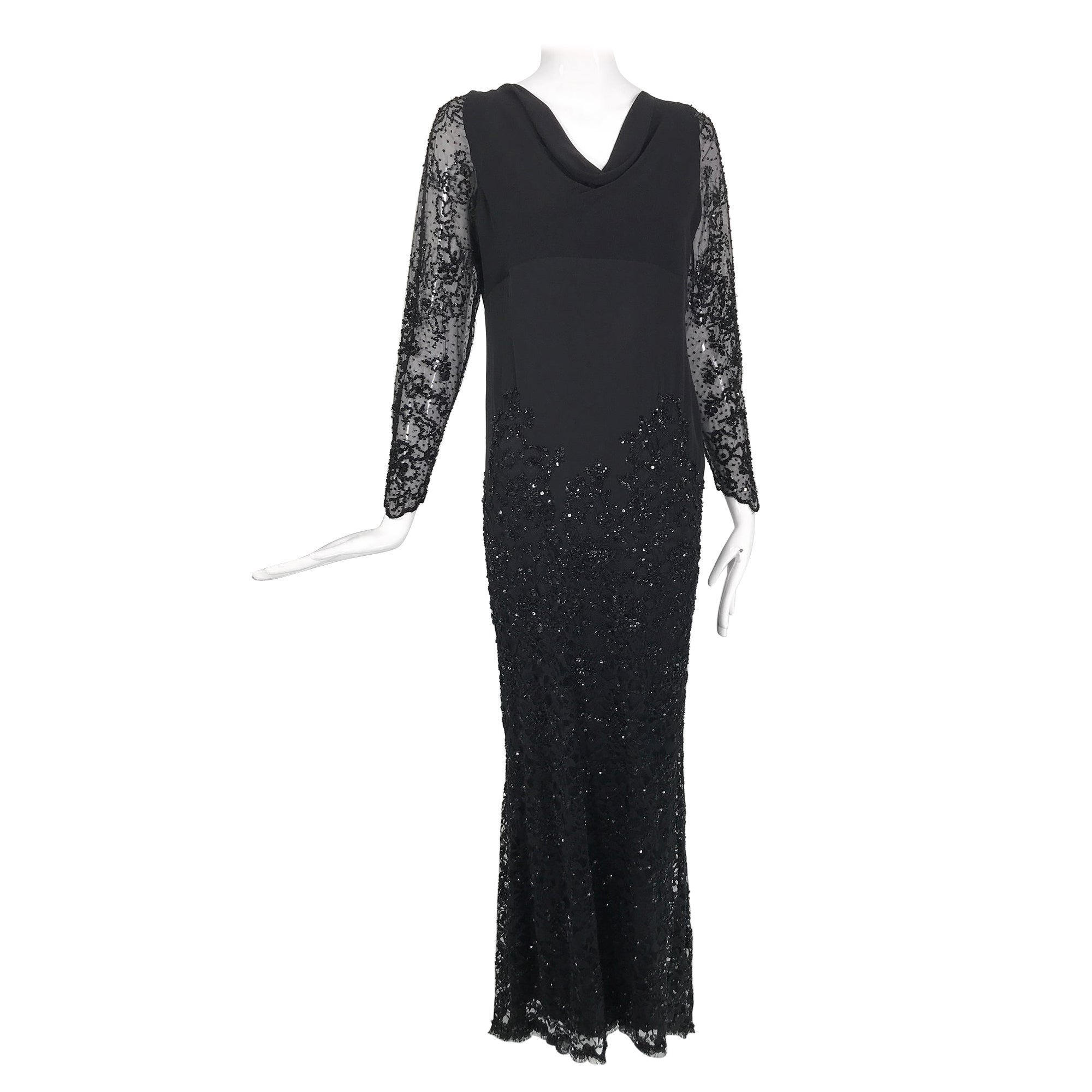 Escada Schwarzes langärmeliges Kleid aus Seide mit Spitze und Pailletten und kurzer Schleppe im Angebot