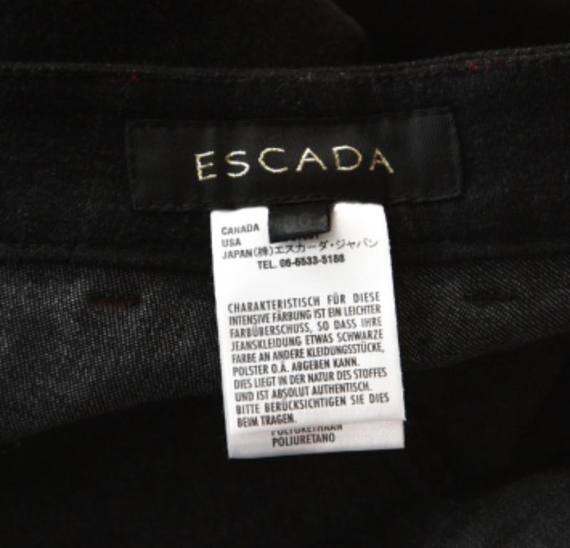 Donna Escada Jeans svasati con ricamo del drago in denim elasticizzato nero M. I. in vendita