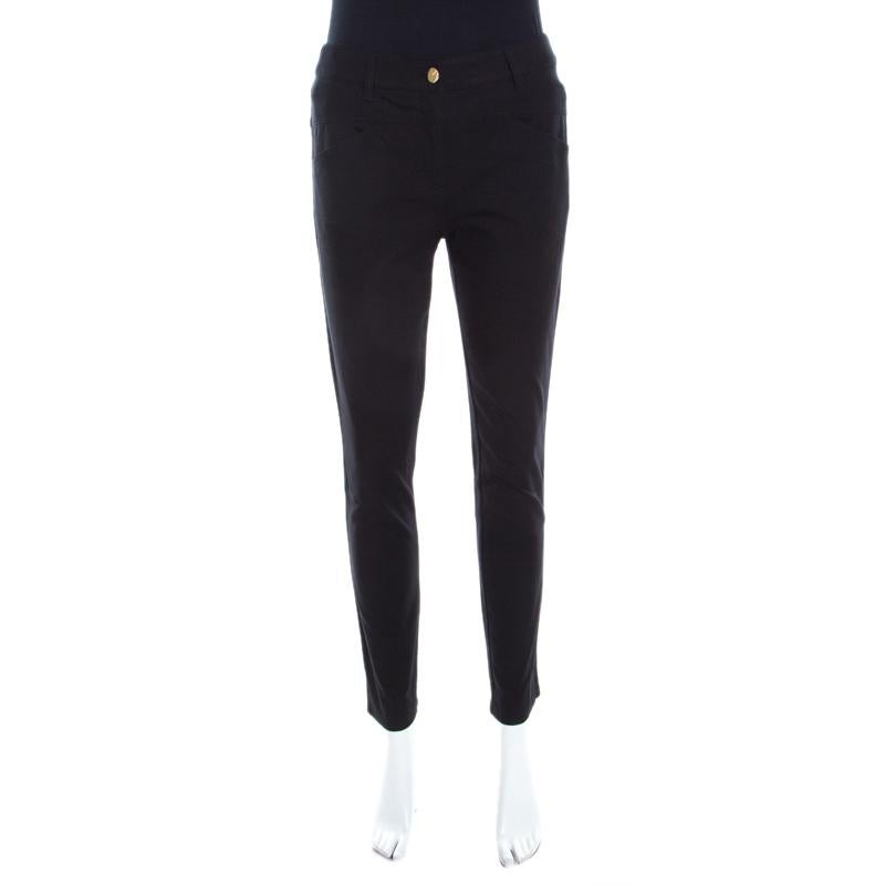 These Teresa jeans from Escada are perfect for your casual style. The black jeans are made of cotton and feature a straight fit design. They flaunt a button fastening at the front along with belt loops. Wear these with printed tops and tees for