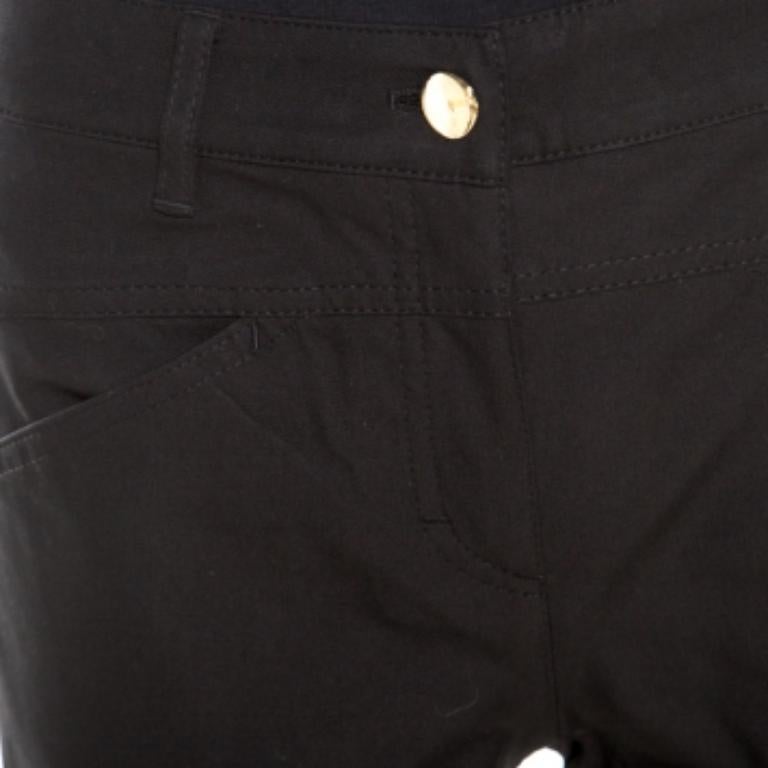 Questa creazione nera di Escada è semplicemente fantastica. Questi jeans Teresa sono realizzati in misto cotone e presentano quattro tasche esterne e una chiusura a zip. Questo paio di jeans ha una vestibilità a gamba tesa e sarà perfetto con un top