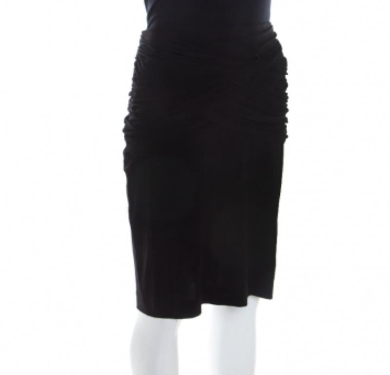Eleganza e stile, questa gonna di Escada è pronta a regalarti un look di alta moda. Realizzato con i migliori materiali, sfoggia una tonalità nera con uno stile drappeggiato sul davanti. Un paio di décolleté a punta e un top in raso completeranno il