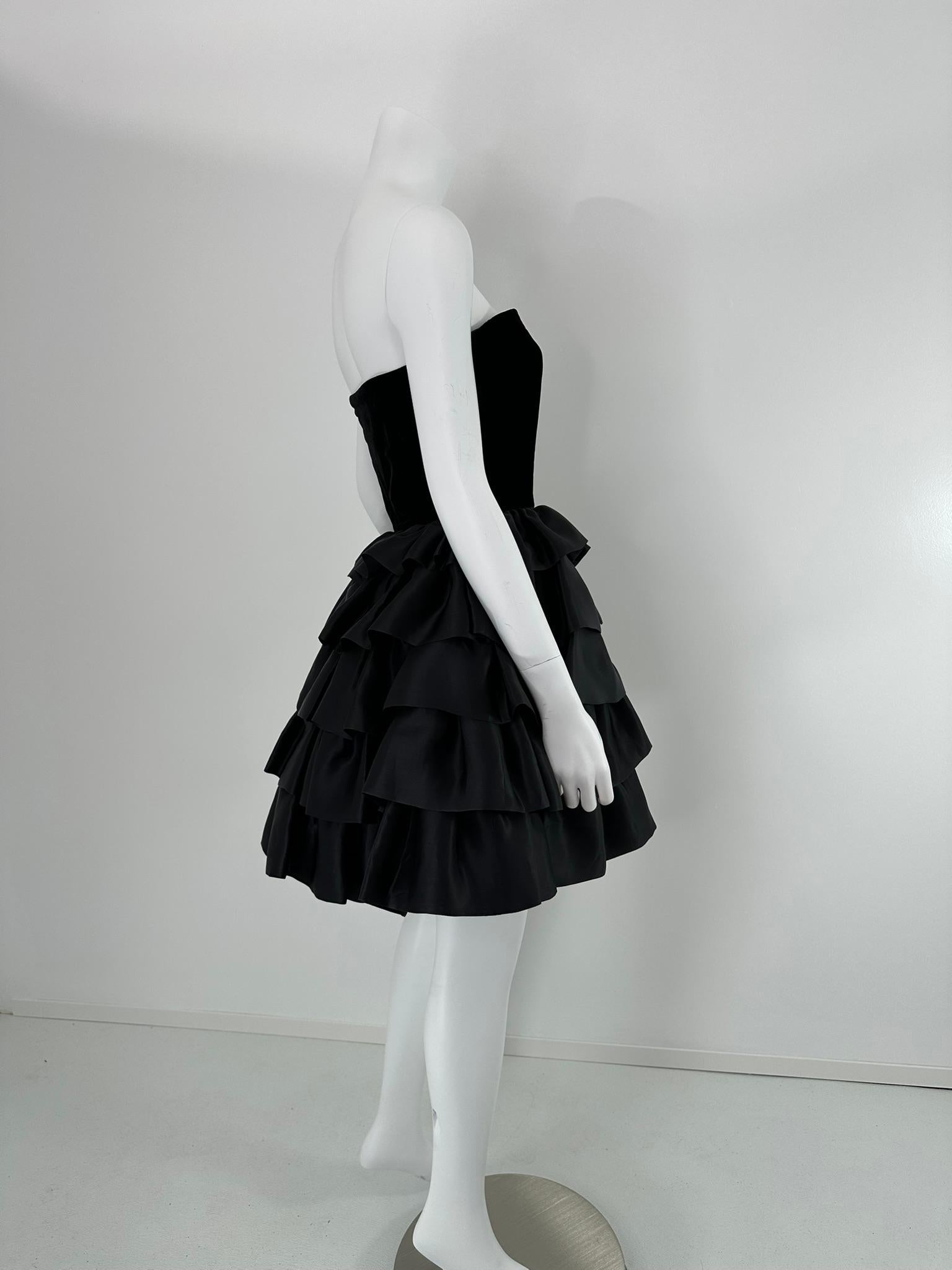 Escada - Vestito da cocktail con corpetto bustier in velluto nero e gonna a balze in taffetà - 36 in vendita 5