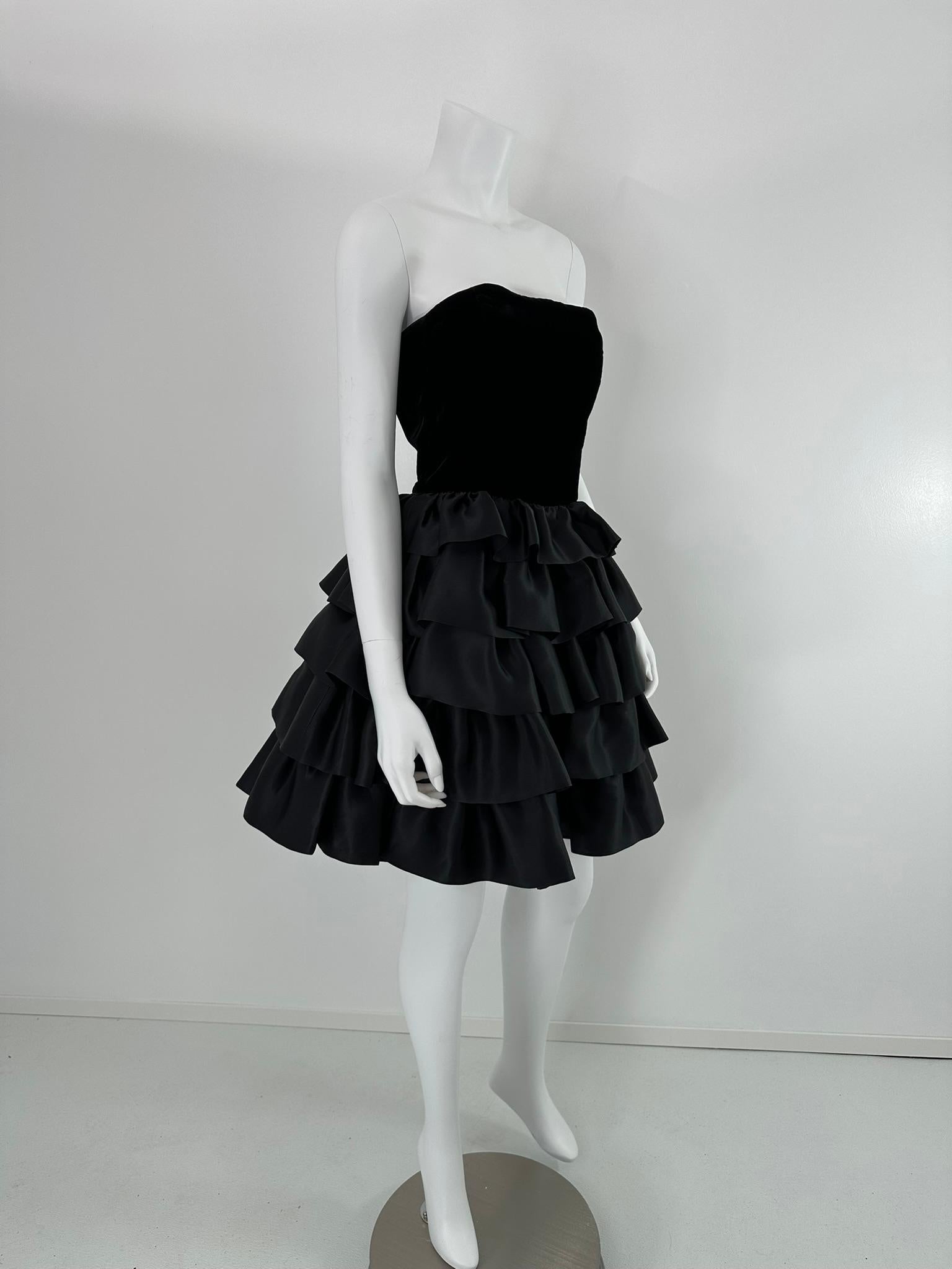 Escada - Vestito da cocktail con corpetto bustier in velluto nero e gonna a balze in taffetà - 36 in vendita 6