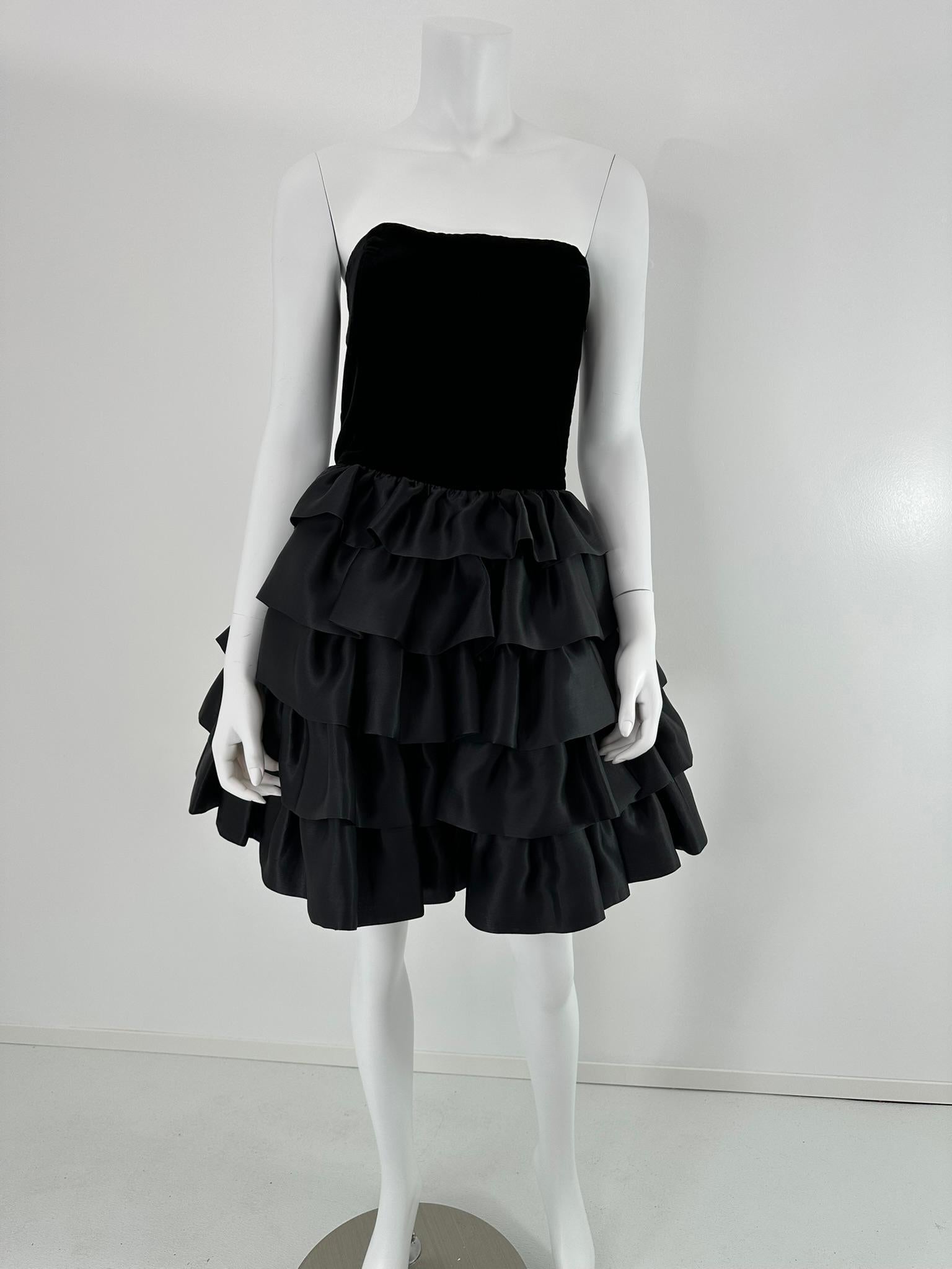 Abito da cocktail con corpetto bustier in velluto nero e gonna a balze in taffetà, taglia 36 di Escada. Mini abito da cocktail elegante di Escada, con corpetto bustier aderente in velluto nero, la gonna è in taffetà di raso nero con cinque strati di