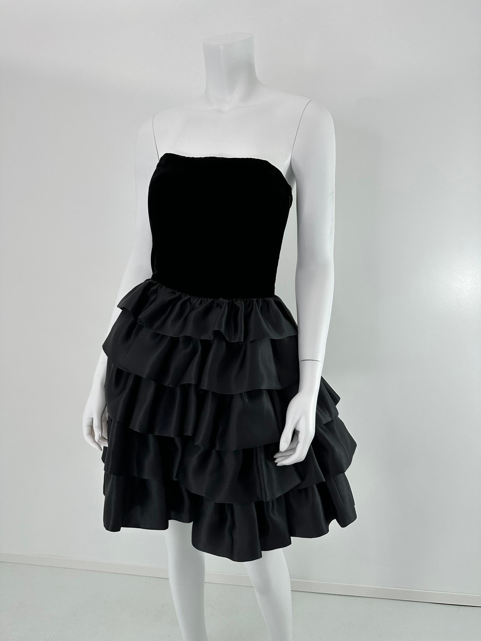 Nero Escada - Vestito da cocktail con corpetto bustier in velluto nero e gonna a balze in taffetà - 36 in vendita