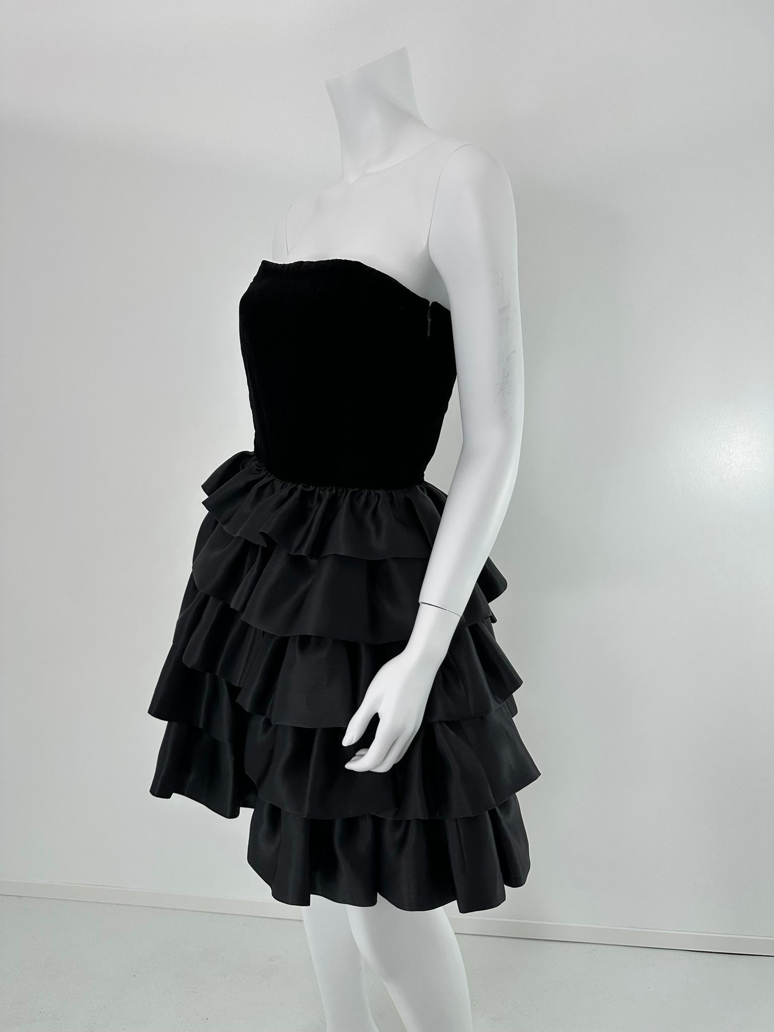 Escada - Vestito da cocktail con corpetto bustier in velluto nero e gonna a balze in taffetà - 36 In condizioni buone in vendita a West Palm Beach, FL