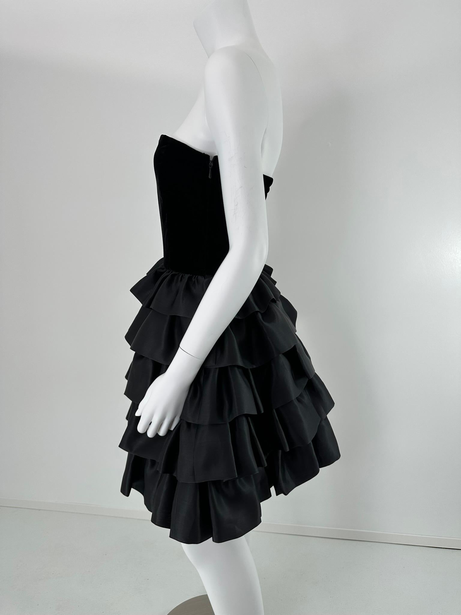 Donna Escada - Vestito da cocktail con corpetto bustier in velluto nero e gonna a balze in taffetà - 36 in vendita