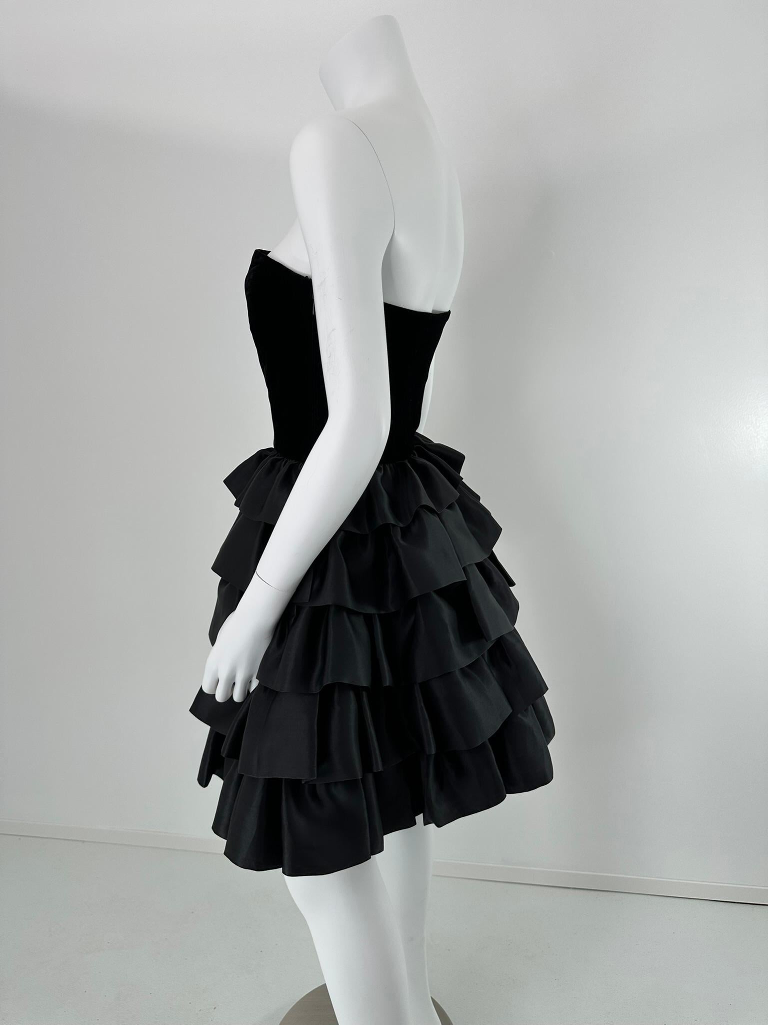 Escada - Vestito da cocktail con corpetto bustier in velluto nero e gonna a balze in taffetà - 36 in vendita 1