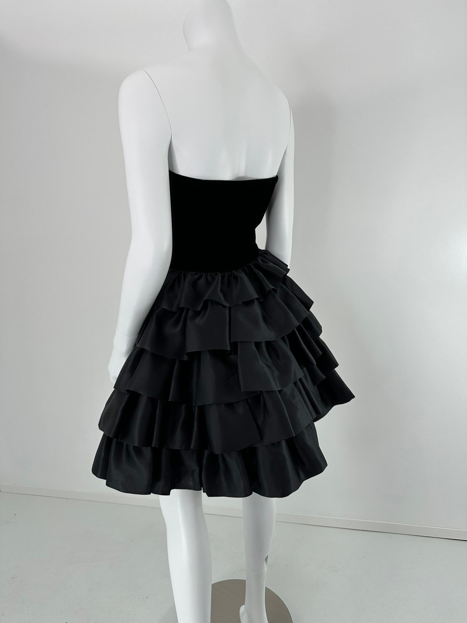 Escada - Vestito da cocktail con corpetto bustier in velluto nero e gonna a balze in taffetà - 36 in vendita 2