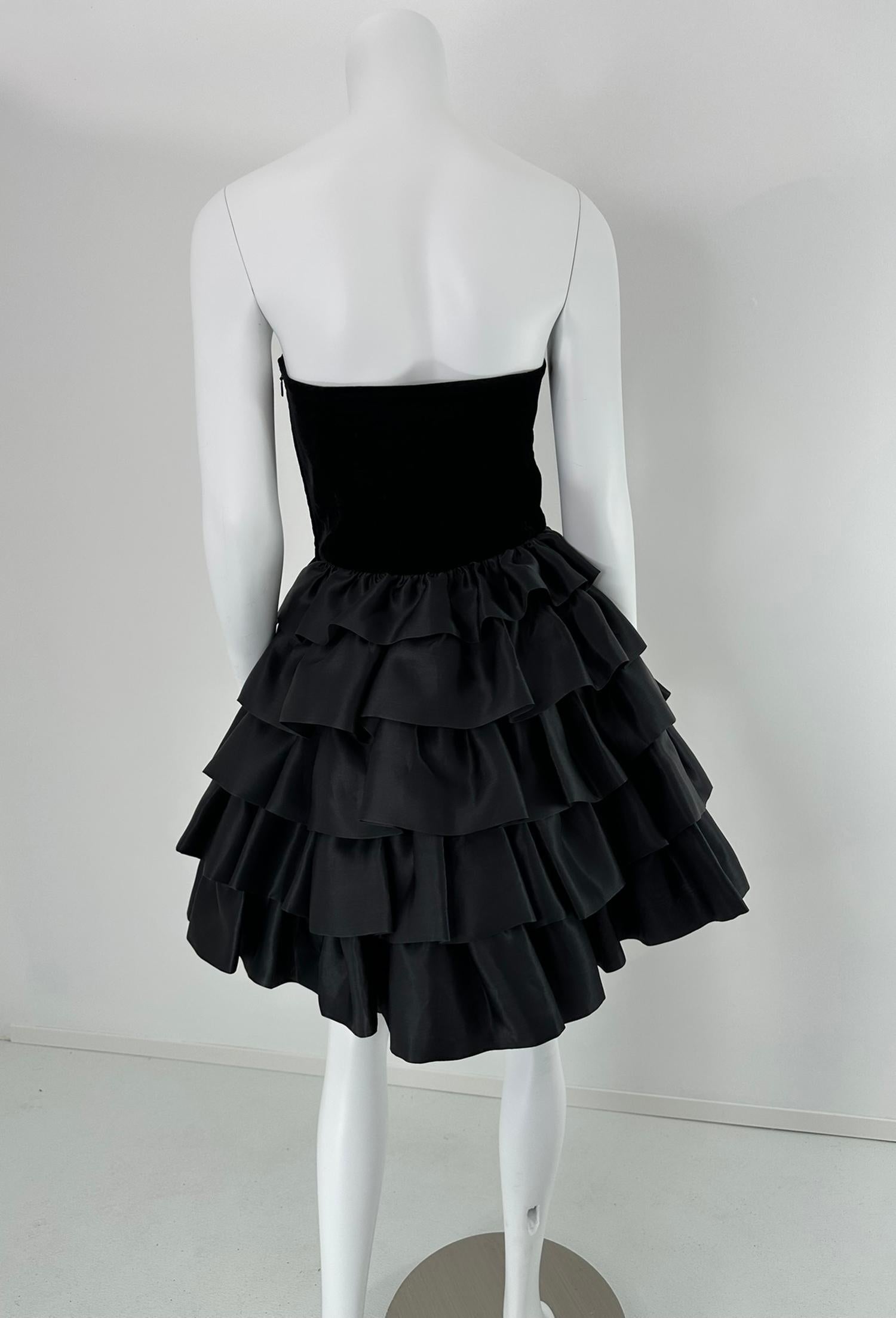 Escada - Vestito da cocktail con corpetto bustier in velluto nero e gonna a balze in taffetà - 36 in vendita 3