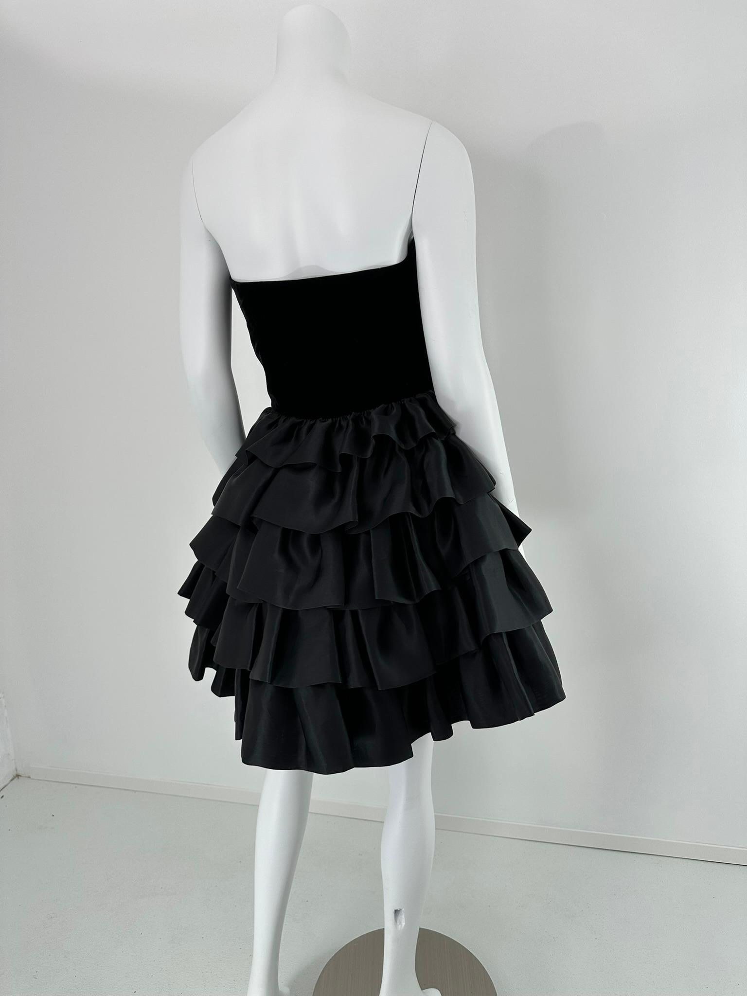 Escada - Vestito da cocktail con corpetto bustier in velluto nero e gonna a balze in taffetà - 36 in vendita 4