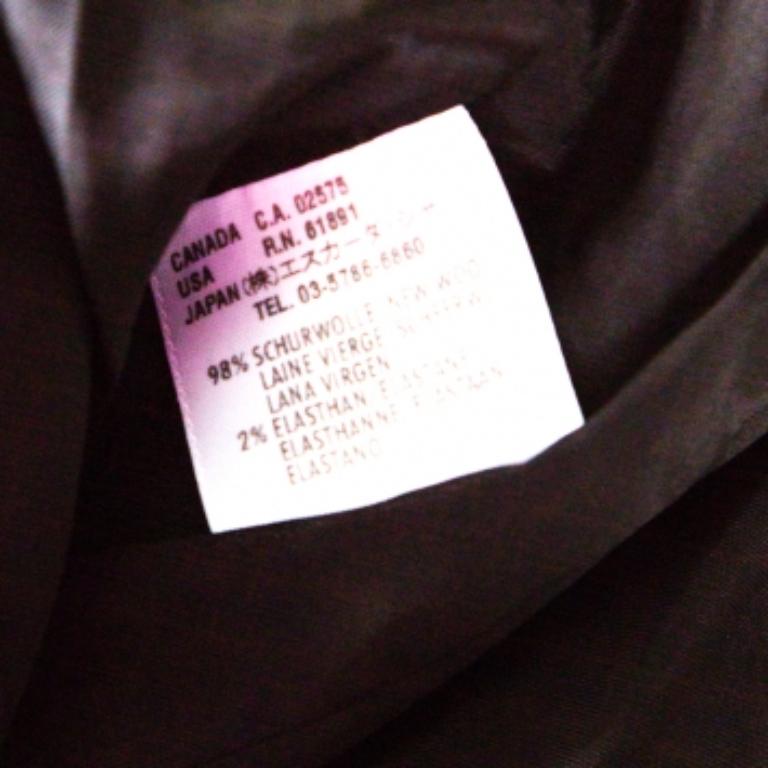 Diese schwarze Jacke ist aus einer feinen Wollmischung geschneidert und ergänzt Ihre formelle Kleidung mit Stil. Diese Kreation zeichnet sich durch einen gerüschten Knopfverschluss auf der Vorderseite aus, der das wichtigste Element dieses