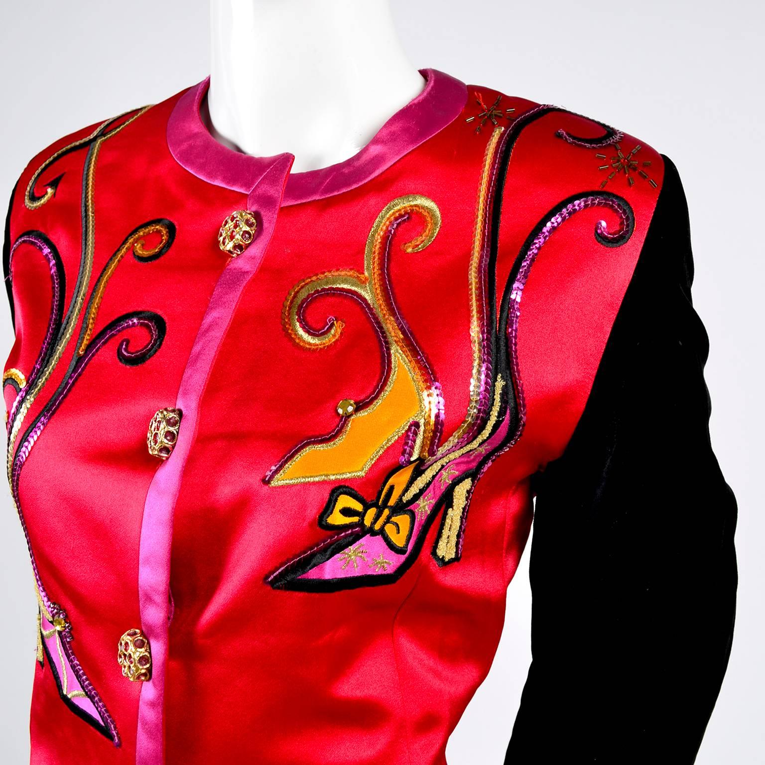 Diese Escada-Jacke aus den 1980er Jahren ist aus rotem Satin mit rosa Satinbesatz und hat lange schwarze Samtärmel.  Der Blazer hat fabelhafte goldene Knöpfe mit rosafarbenen 