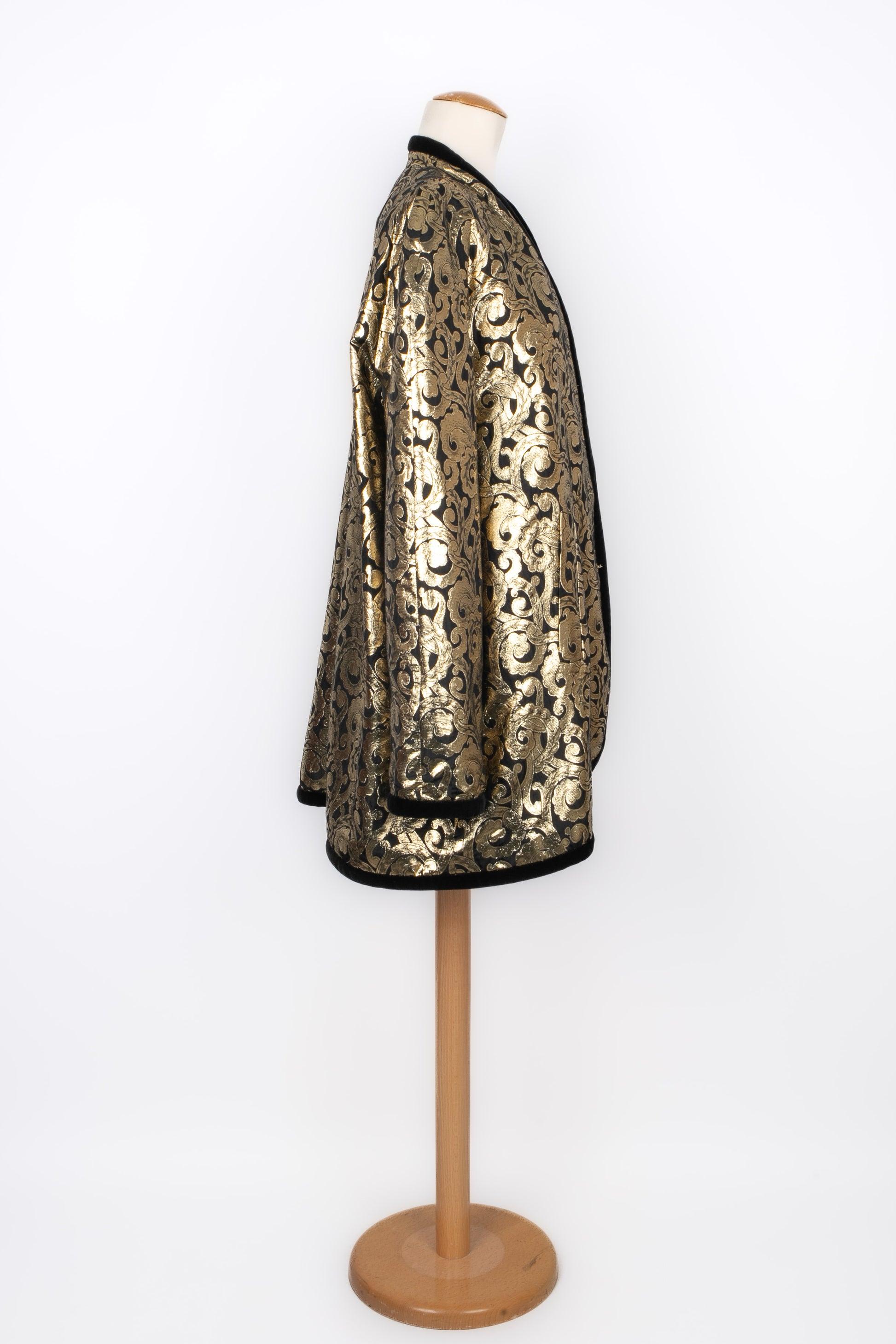Escada - (Made in Germany) Blended silk and golden lurex coat. Size 40FR indicated.

Additional information:
Condition: Very good condition
Dimensions: Shoulder width: 80 cm - Length: 83 cm

Seller Reference: M129