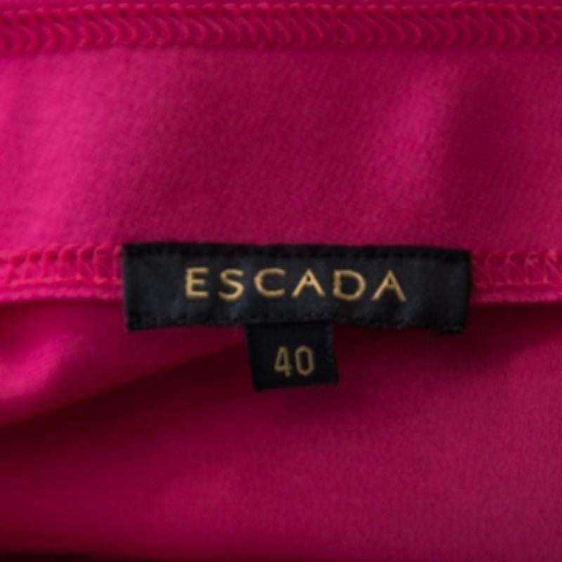 Realizzato in uno splendido tessuto rosa, questo capo proviene dalla maison Escada. La gonna a matita presenta un dettaglio di coulisse a pieghe su un lato che aggiunge ulteriore carattere a questa semplice creazione. Questa gonna di Relas sarà la