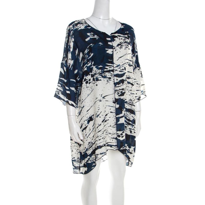 Make room in your closet for this Nurdan tunic by Escada. Designed with a fantasy pattern, it features an asymmetric hem. This impressive blue piece has been tailored from refined silk fabric and will keep you comfortable all day long.

