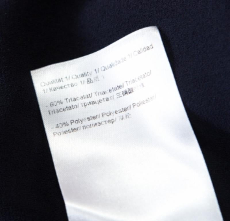Este top Nienke merece añadirse a tu colección. Su diseño elegante y su fino acabado satisfarán sin duda tus expectativas. Este top de un hombro presenta un detalle de fruncido de nido de abeja en la parte delantera. En un tono azul marino, esta
